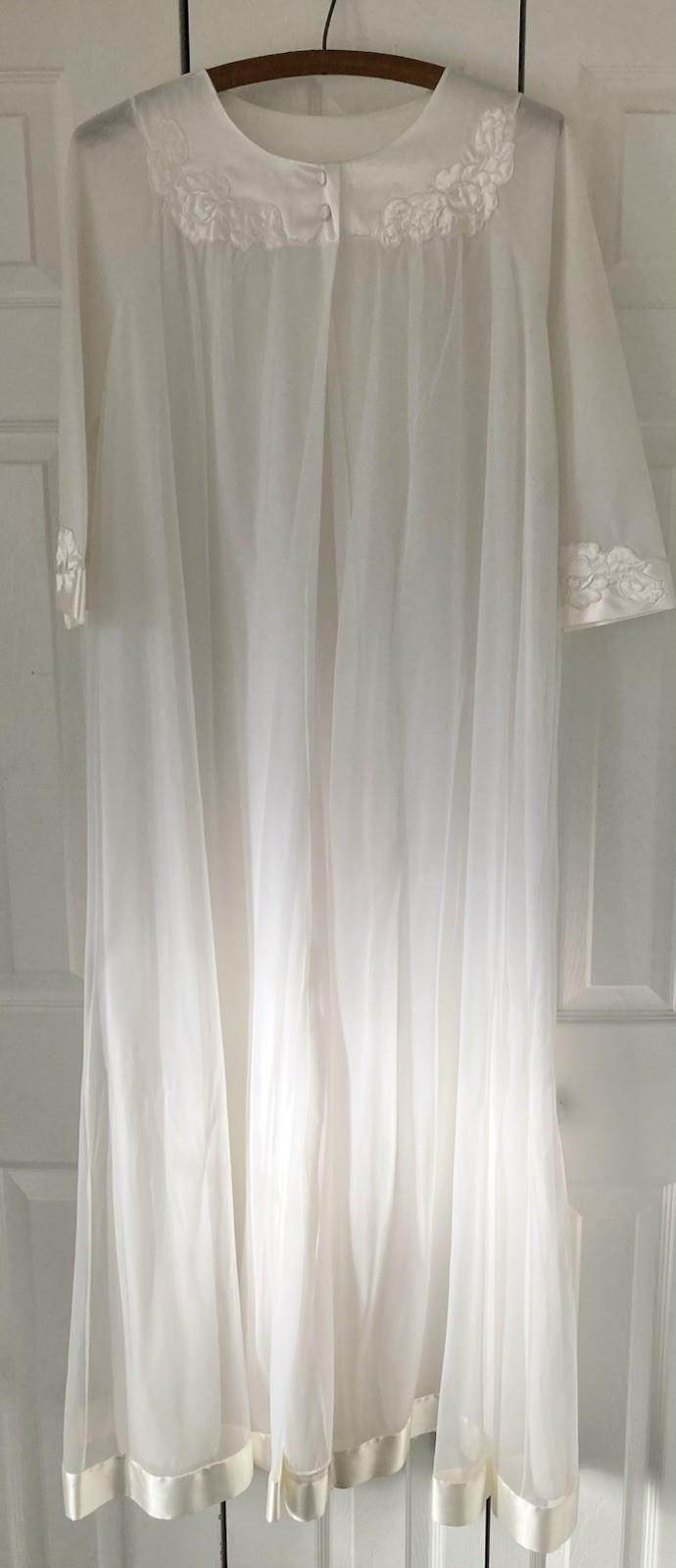 Vintage 1960&rsquo;s Gossard Artemis Cream Nylon Chiffon Peignoir Robe Medium USA