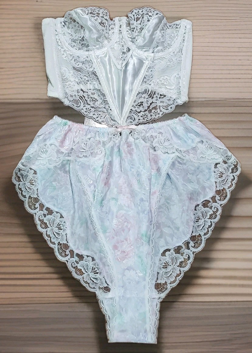 🦢 AUTH VTG CHRiSTiAN DiOR 2 PC LiNGERiE SET SATiN LACE BUSTiER CORSET & SHORTS