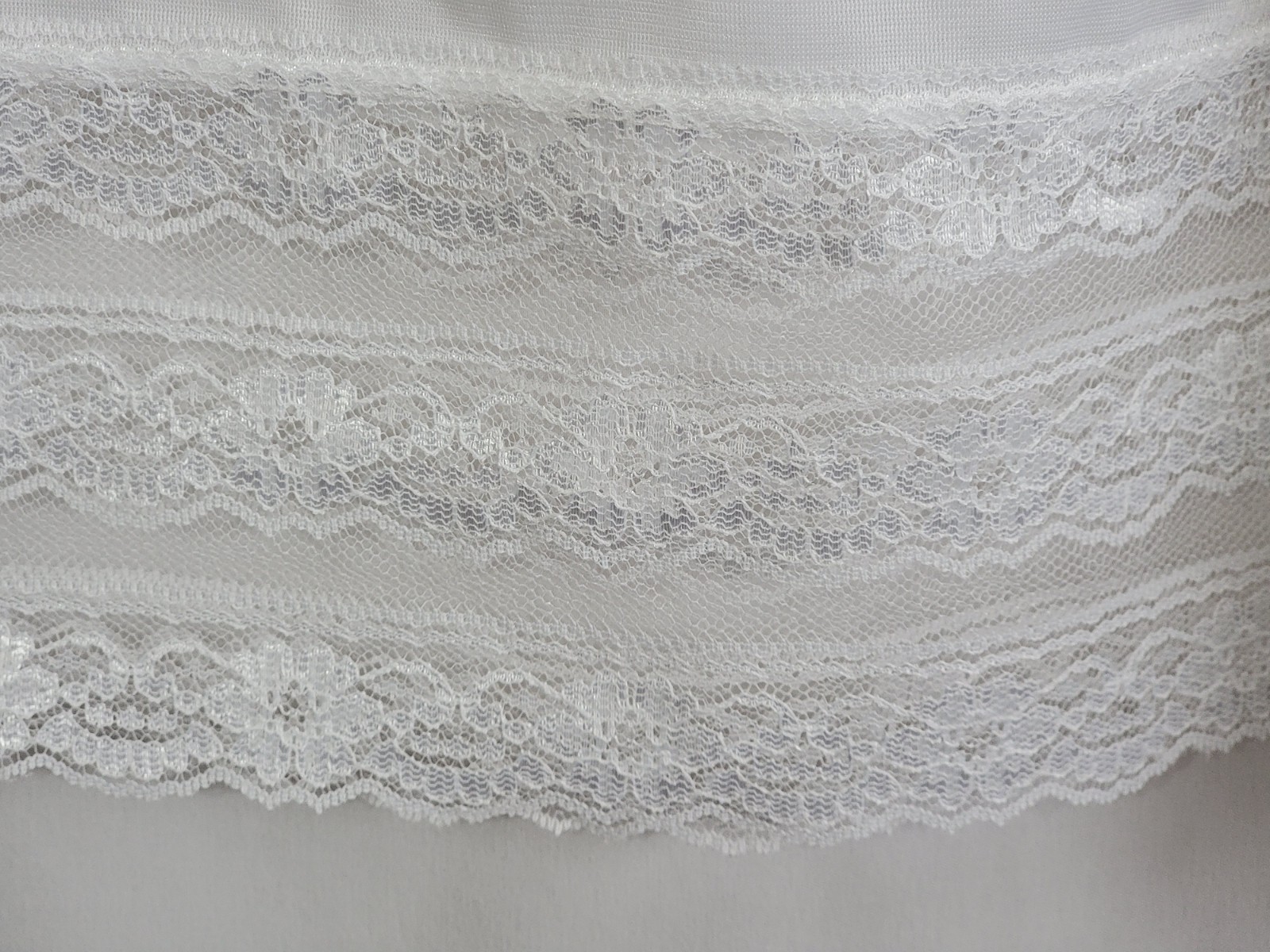 VINTAGE METROPOLITAN HALF SLIP WHITE NYLON LACE TRIM PLUS SIZE 4X LENGTH 25.5&Prime;