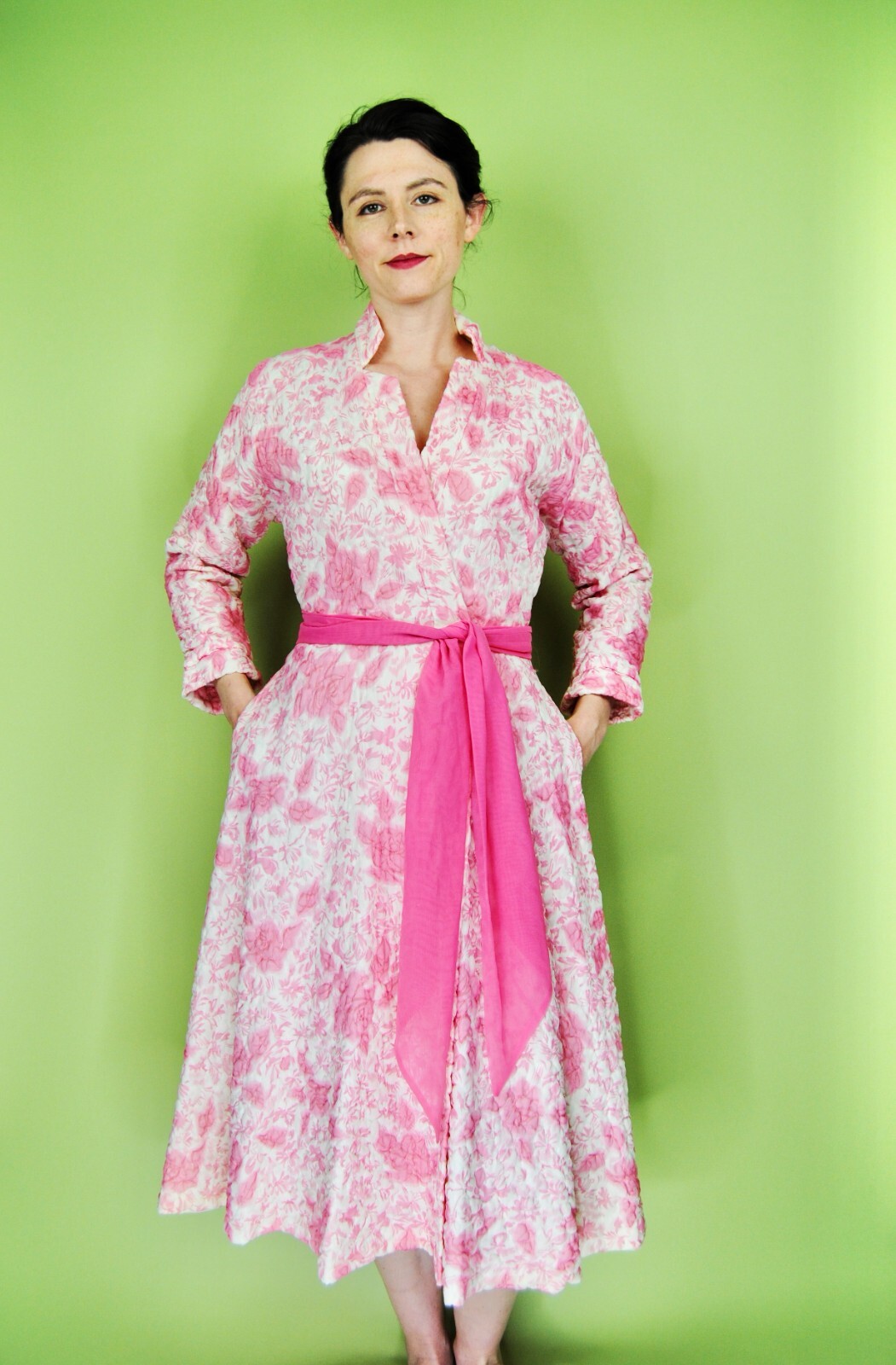 1950s 1960s Vintage Quilted Pink & White Floral Fit and Flare Robe with Pockets