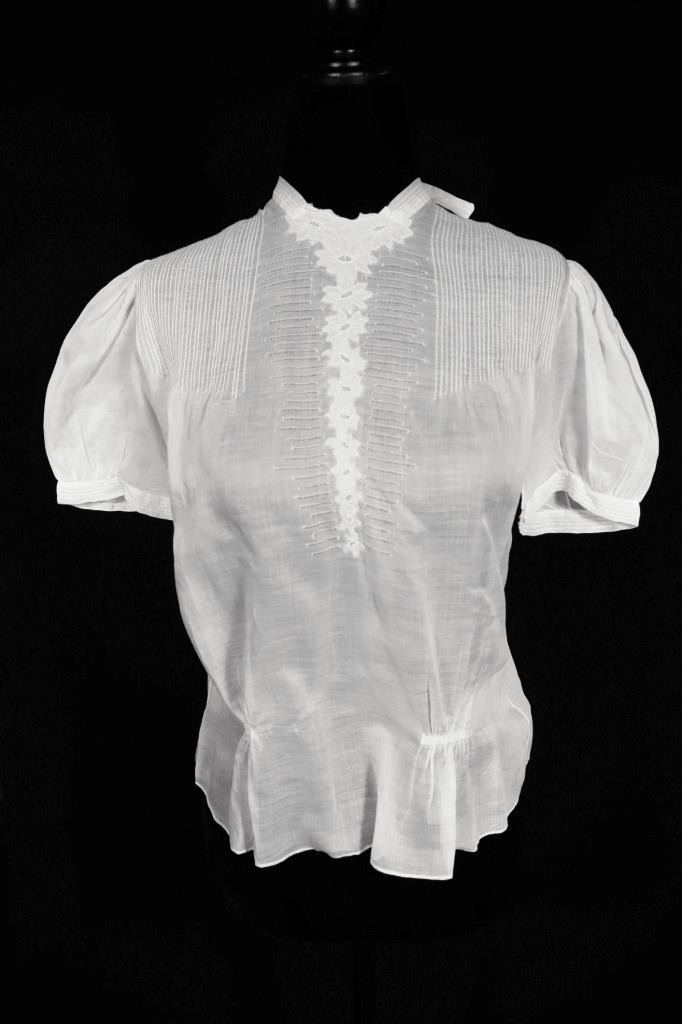 Antique French 1920&rsquo;s White Cotton Blouse With Delicate Details Med Exc Cond