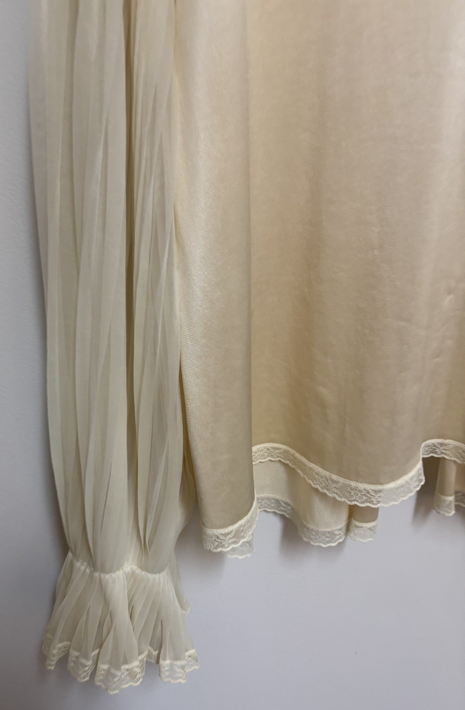 Vintage Jolie Two Bed Jacket Beige Nylon w/ Lace Pleated Sleeves Medium