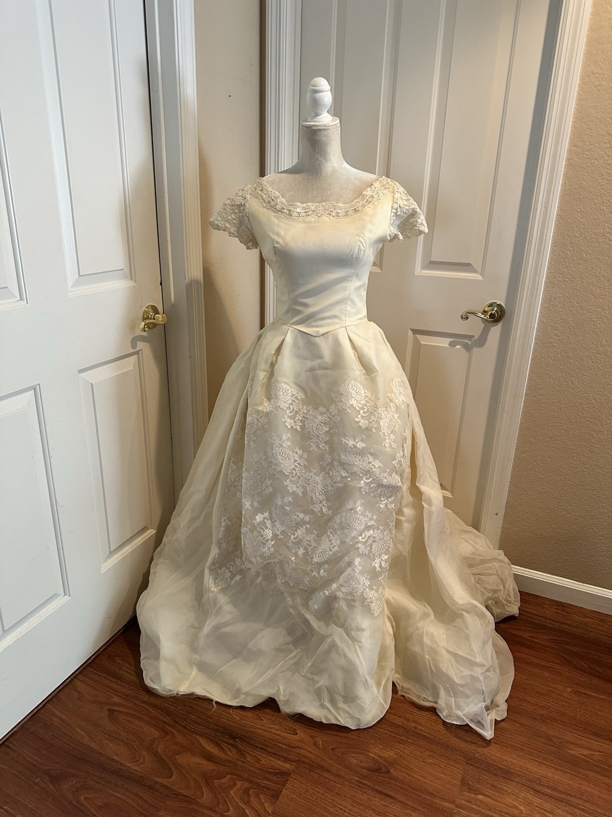 1950’s Ivory Lace- Accent Vintage Wedding Dress Size 4/6