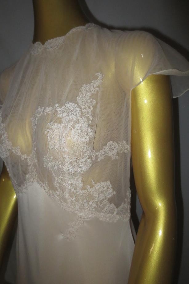 Vtg Nude Full Length Nightgown Vanity Fair Lace Applique Bodice Romantic Size 36