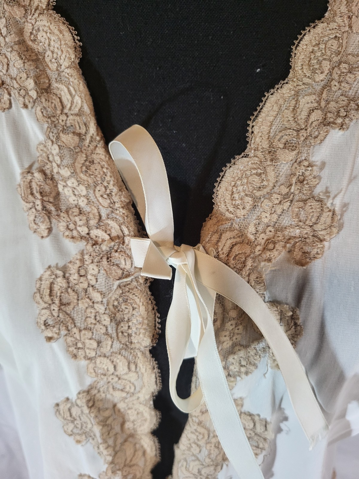 Vtge Mistee Nylon Size Large Bed Jacket Ivory W Beige Lace