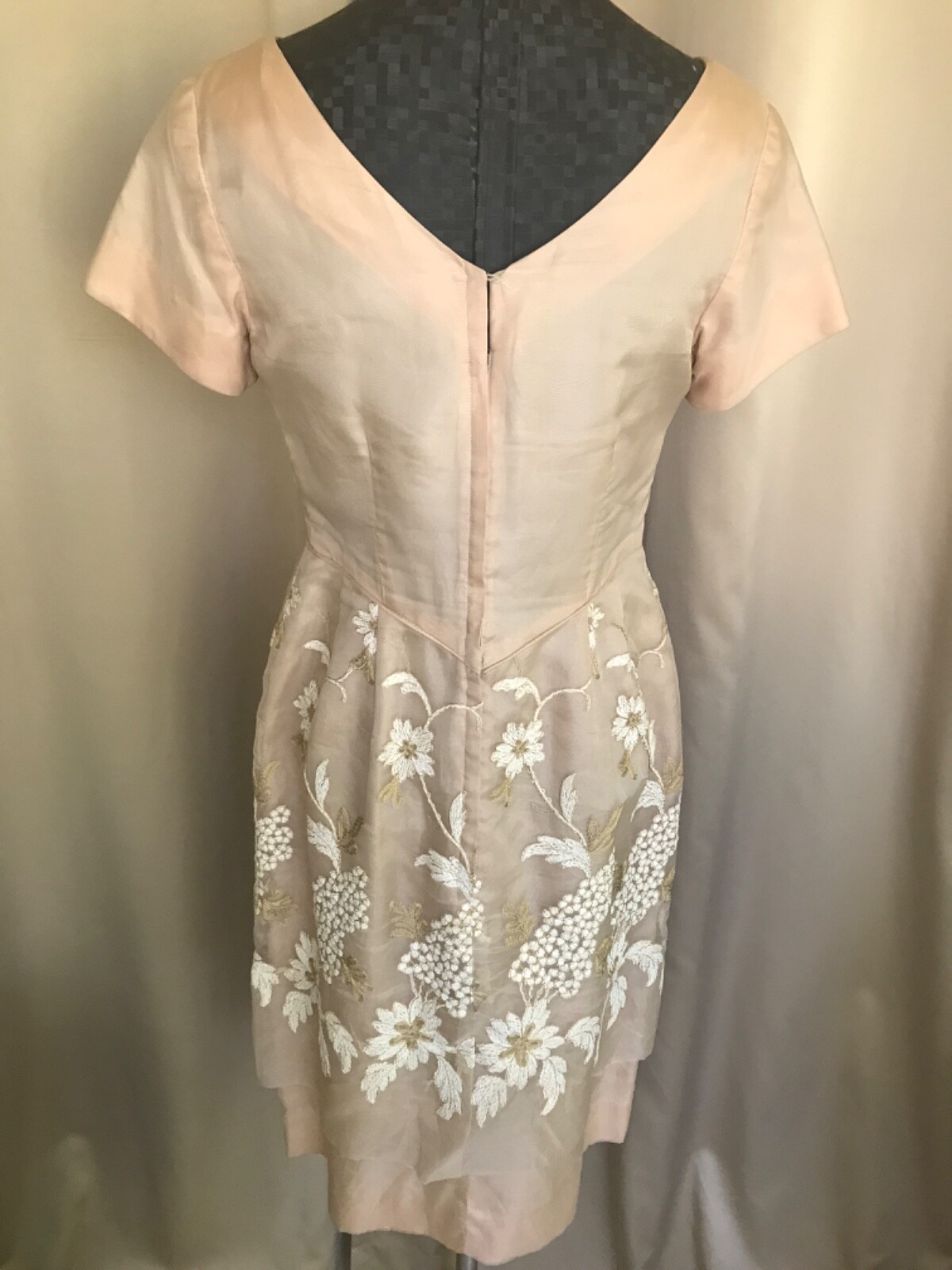 Vintage « Union » made with silk & taffeta flowerly embroidered ivory/peach dress