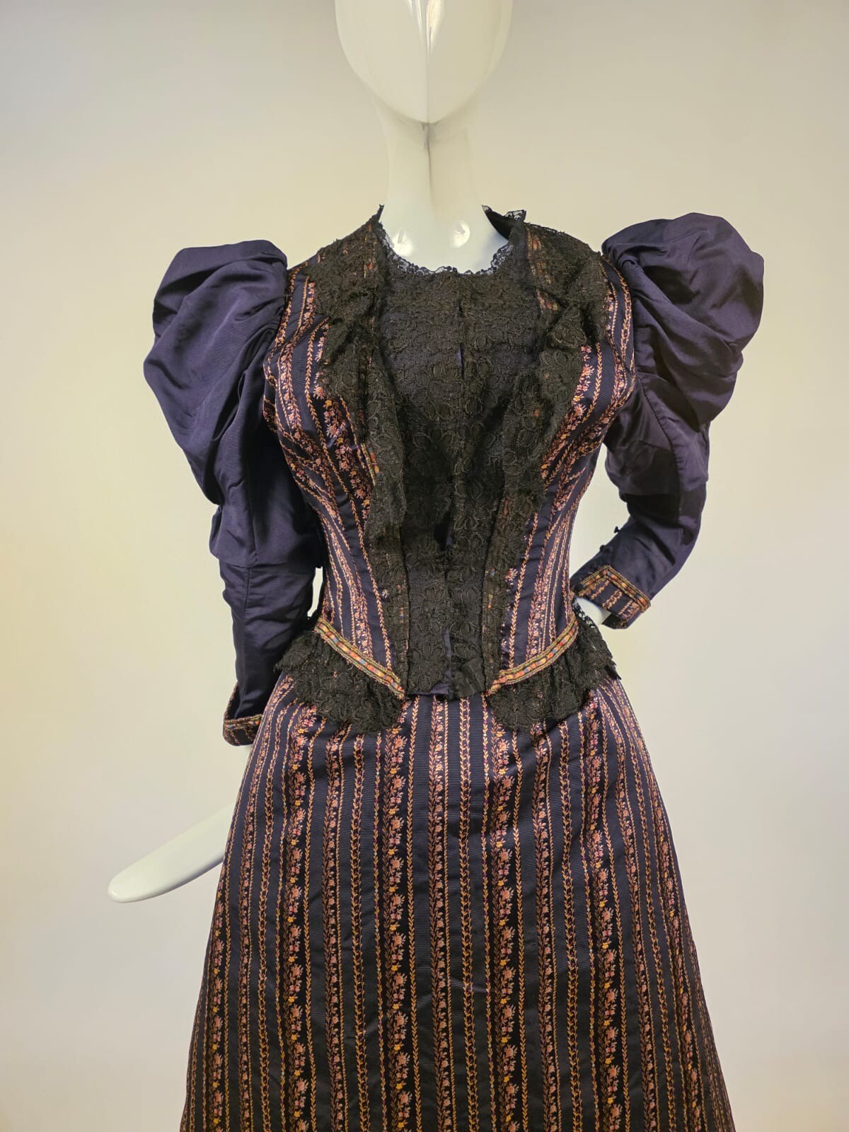 OPULENT VICTORIAN RICH FLORAL STRIPED SILK BUSTLE DRESS W LACE + PUFF SLEEVES