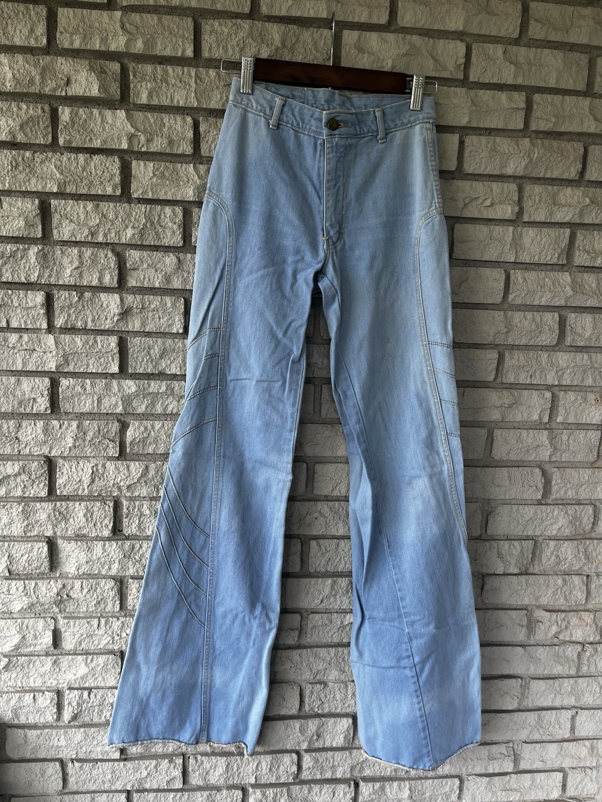 Vintage Brittania Lightwash Bell Bottom Rainbow Stitched 1970’s Jeans W: 28