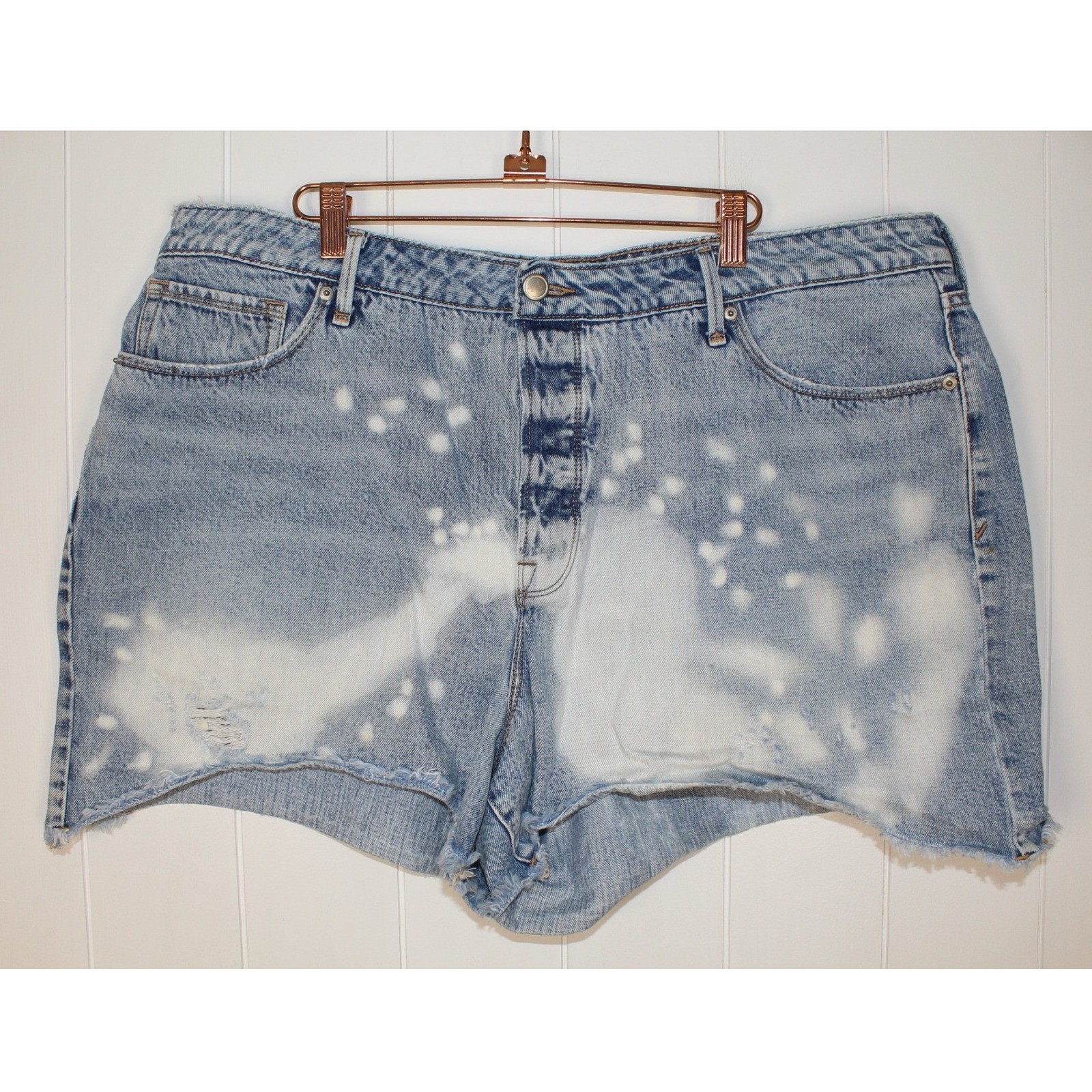 Good American Good 90&rsquo;s Intentionally Distressed Denim Cut Off Shorts Size 16