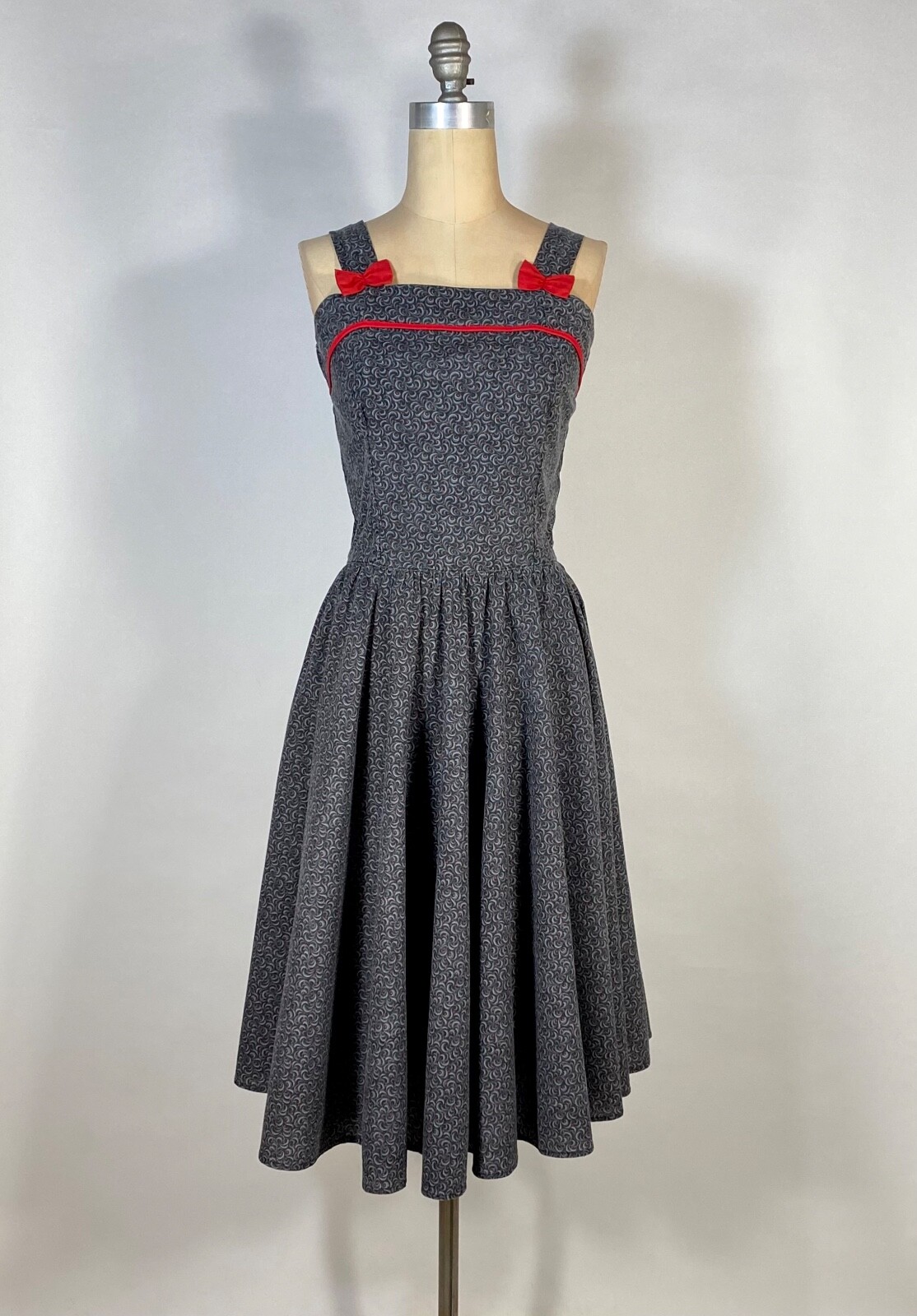 Vintage 1950&rsquo;s grey swirl cotton sun dress with circle skirt & red bow details M