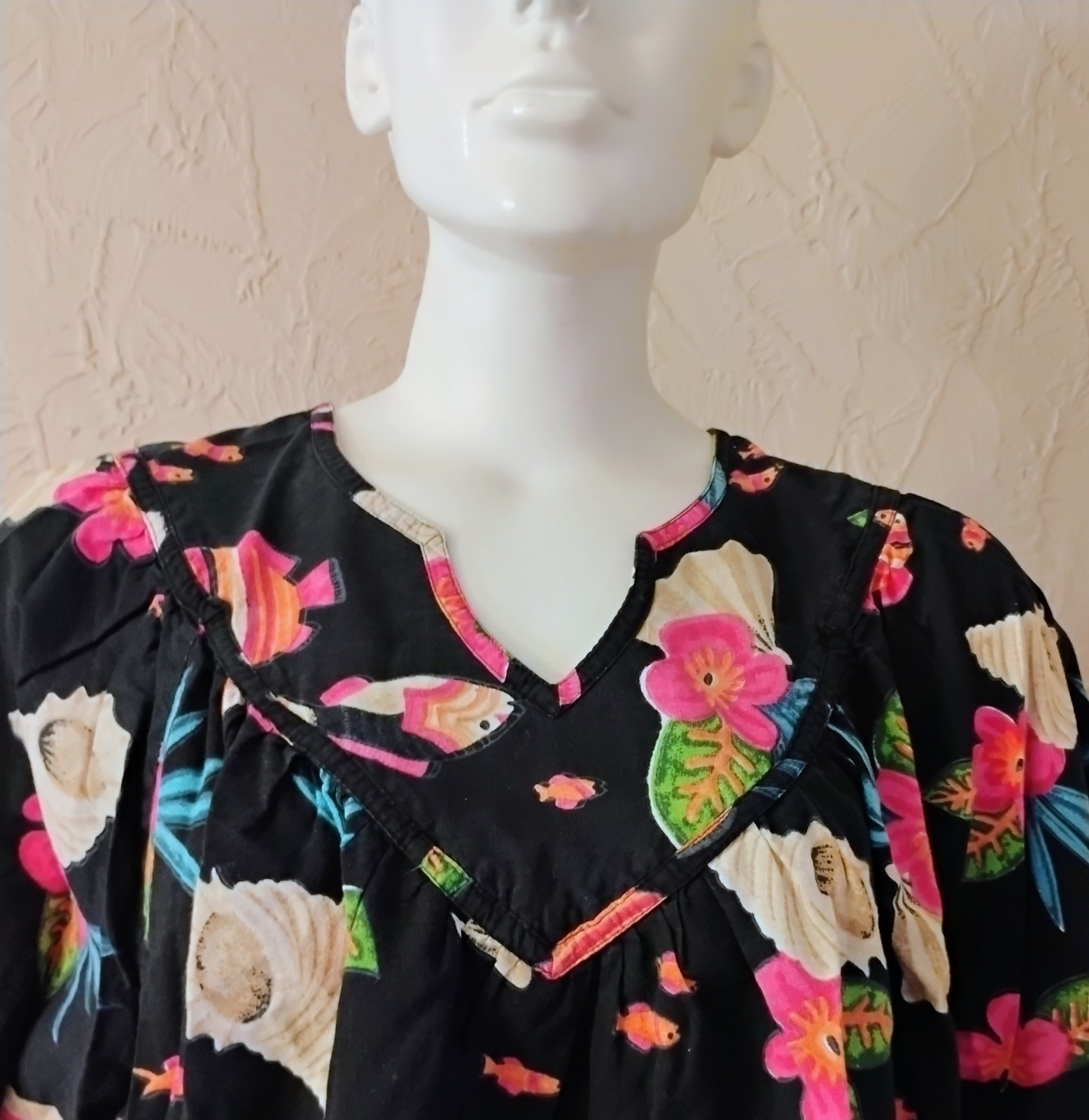 VTG 1980&rsquo;s « Daffodil » Black with Vibrant Tropical Patterned MuMu or Loungewear