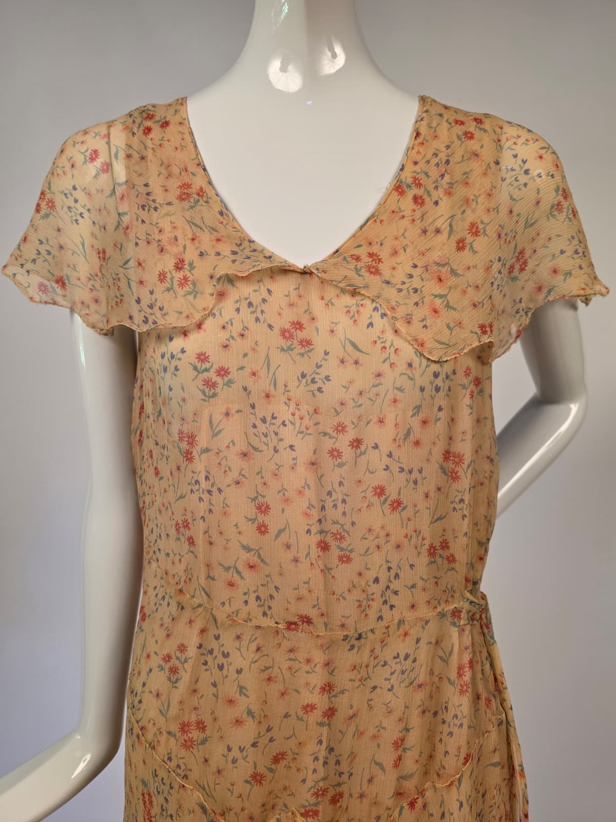 ENCHANTING 1920’S SMALL SCALE FLORAL PRINT SILK CHIFFON DRESS W CAPE COLLAR