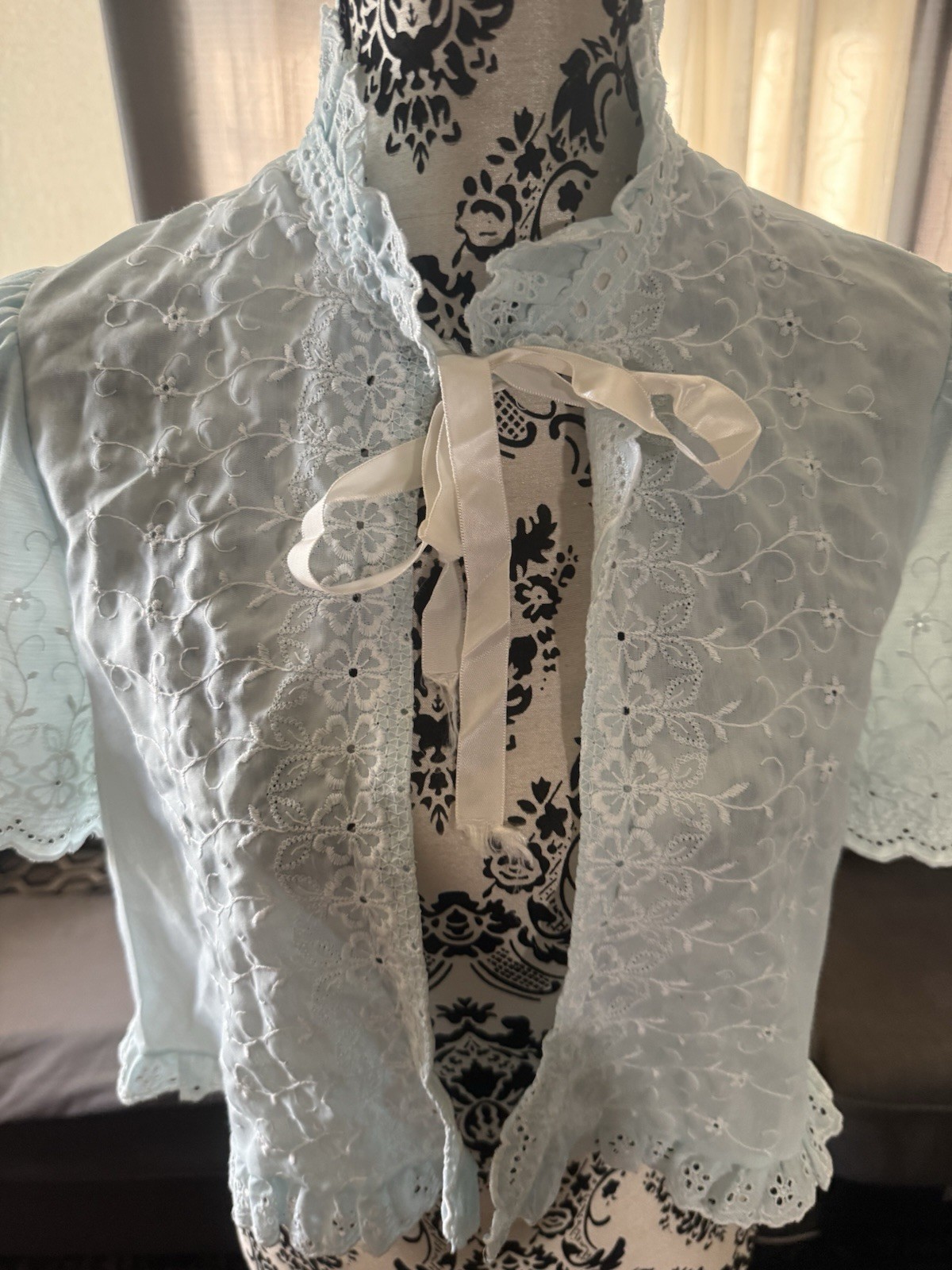Vintage Donna Richards For Gilligan O’malley Blue Eyelet Trim Shawl Cover Collar