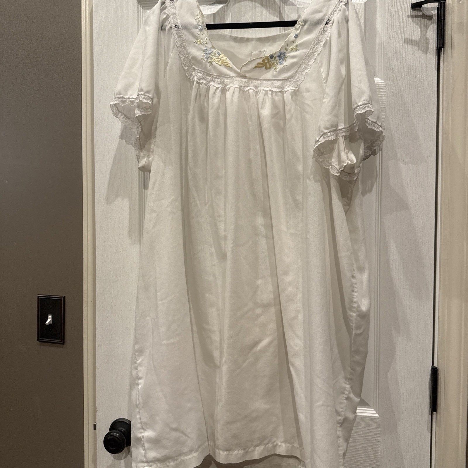 GORGEOUS White Vintage Nightgown Women’s Lace Blue/yellow Embroidery