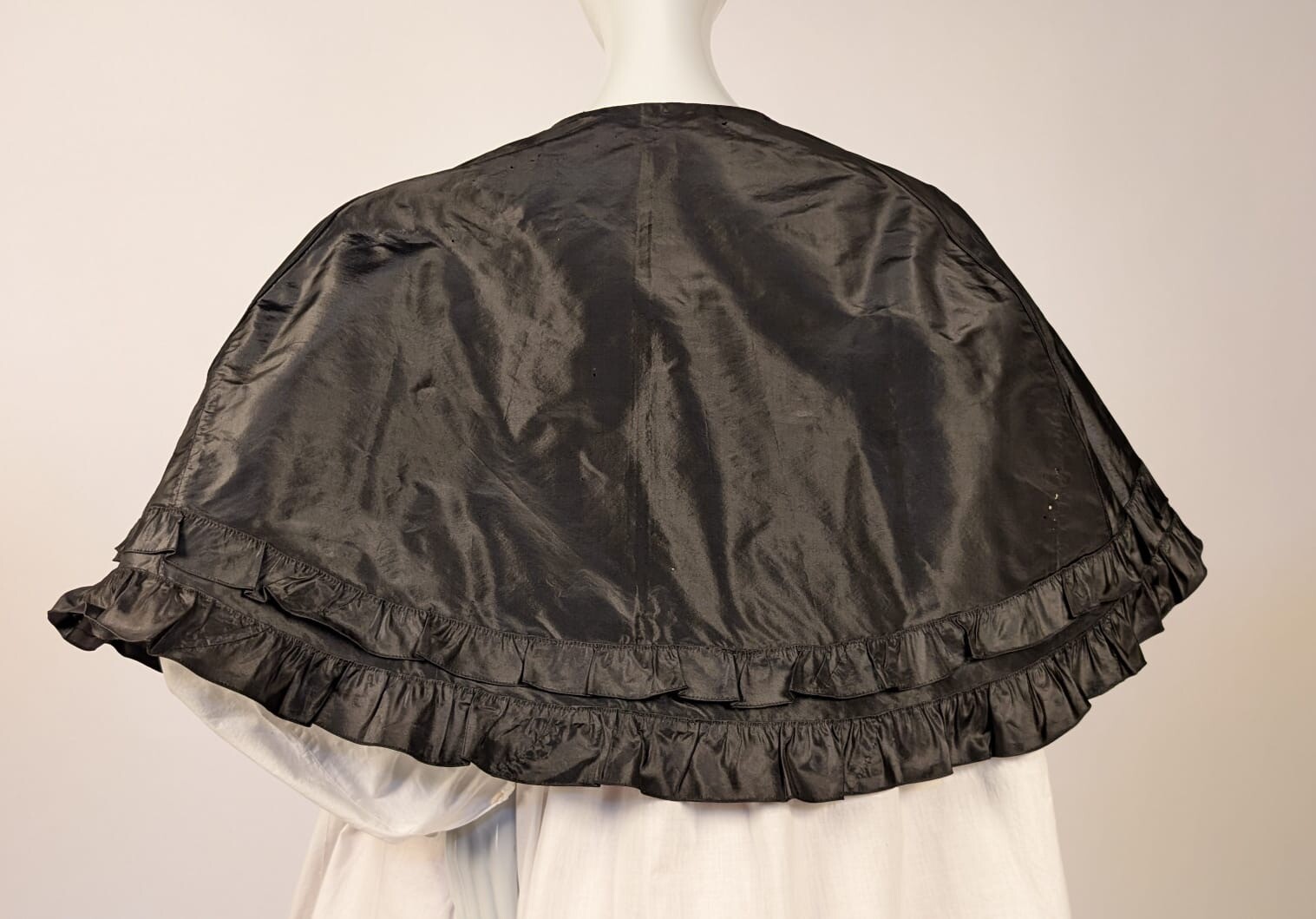 CIVIL WAR 1860’S BLACK SILK TAFFETA CAPE FR THE JOHN WAY BEEDE ESTATE PF NH