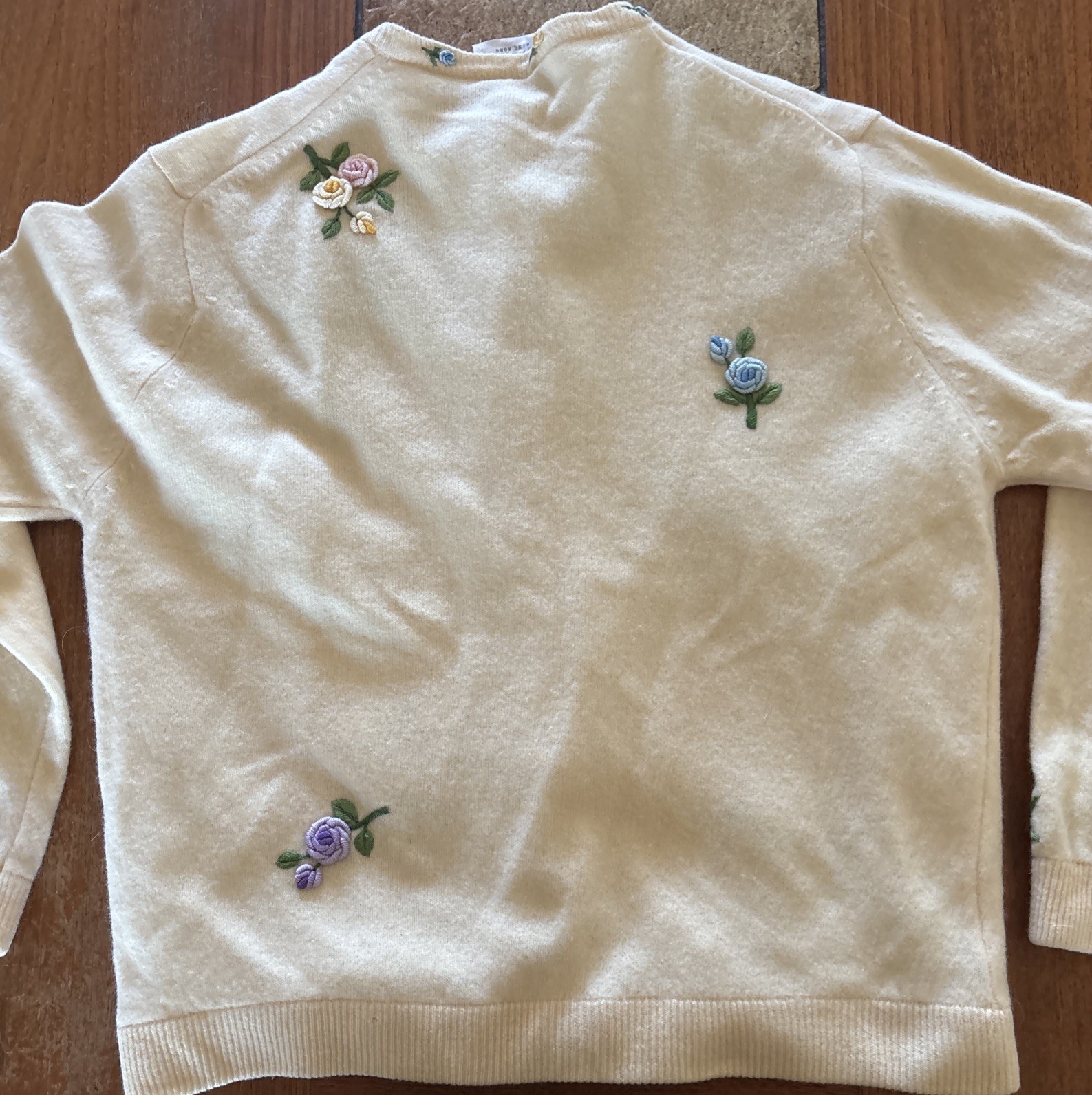 Vintage 1950s Embroidered Rose Flowers Lined Pearls Sweater Cardigan Sz S/M