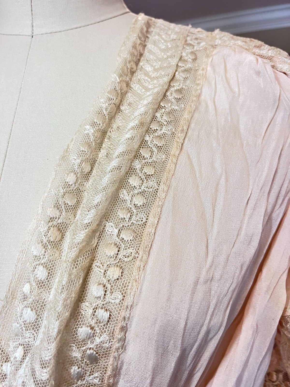 Edwardian Early 20s silk boudoir jacket blush pink with lace trim AS IS