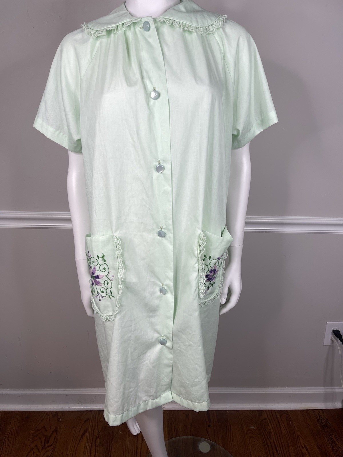 VINTAGE Women&rsquo;s The comfort Coat Robe From Sears green embroidery size 16