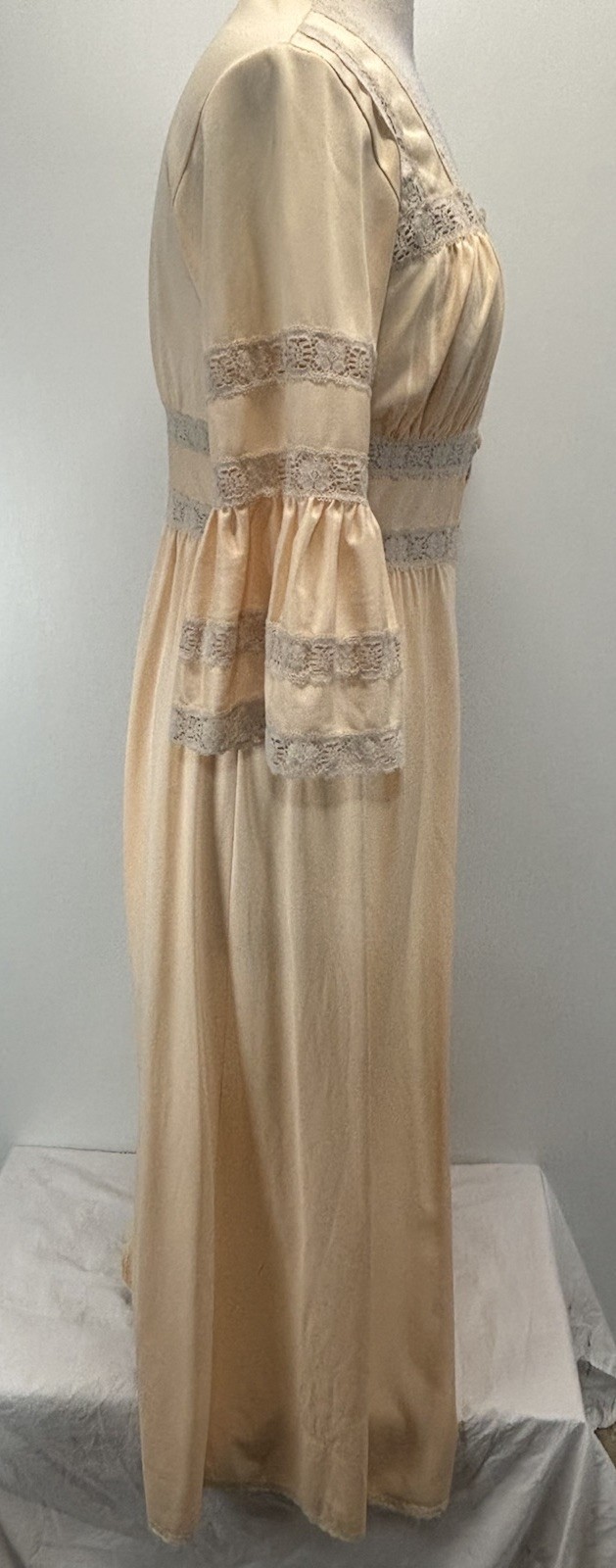 Vtg Sears Robe Dressing Gown Women’s Soft Peach 70s Empire Neckline Romantic