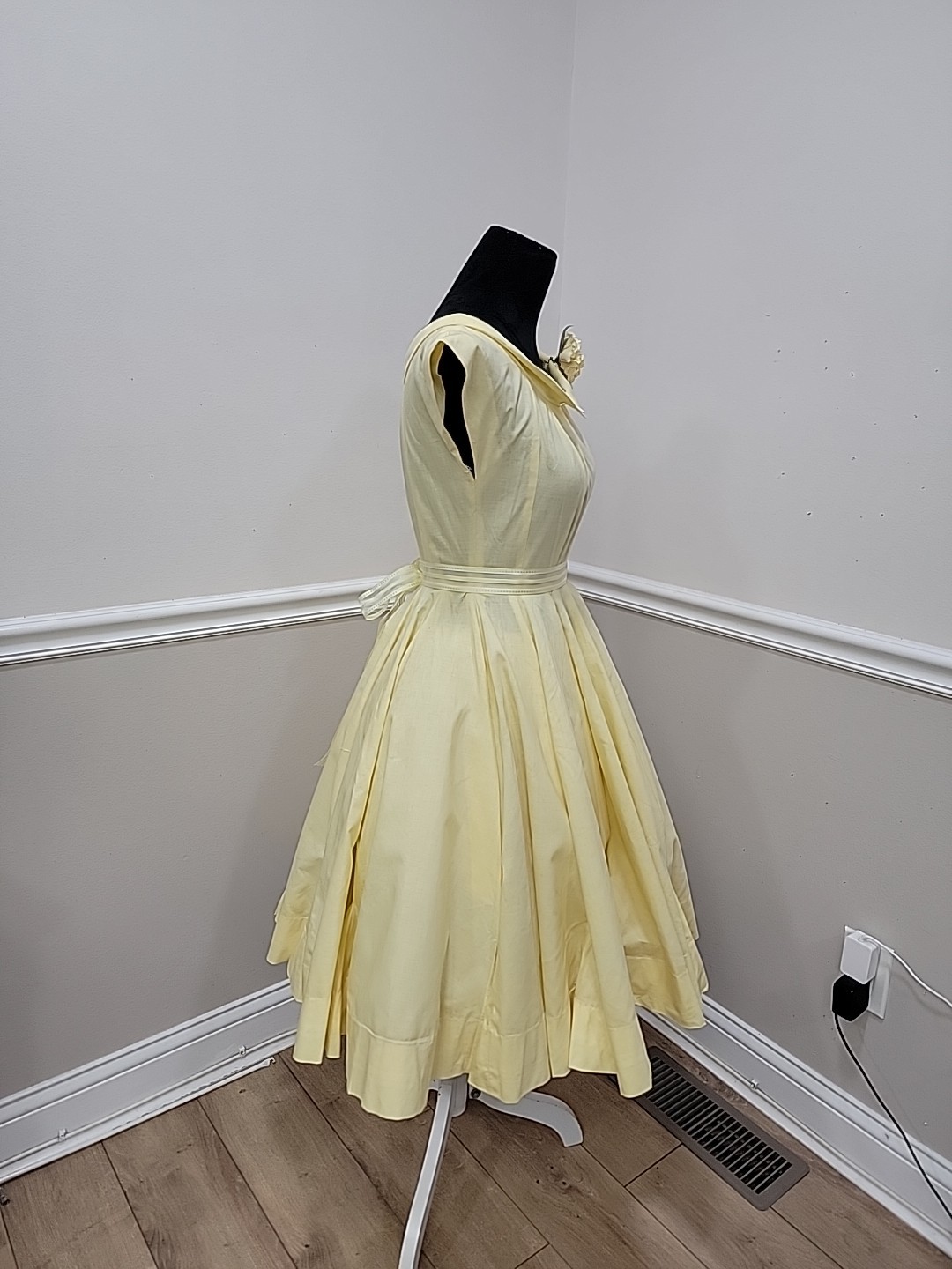 Vintage&rsquo;50s Mid Century Yellow Cotton Dress Fit Flare Full Skirt Garden Party