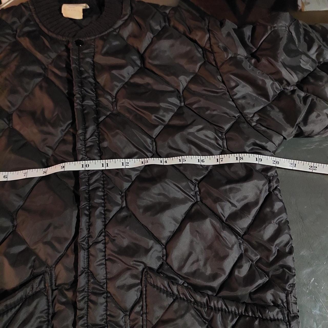 Vintage black puffer jacket with full metal zipper.