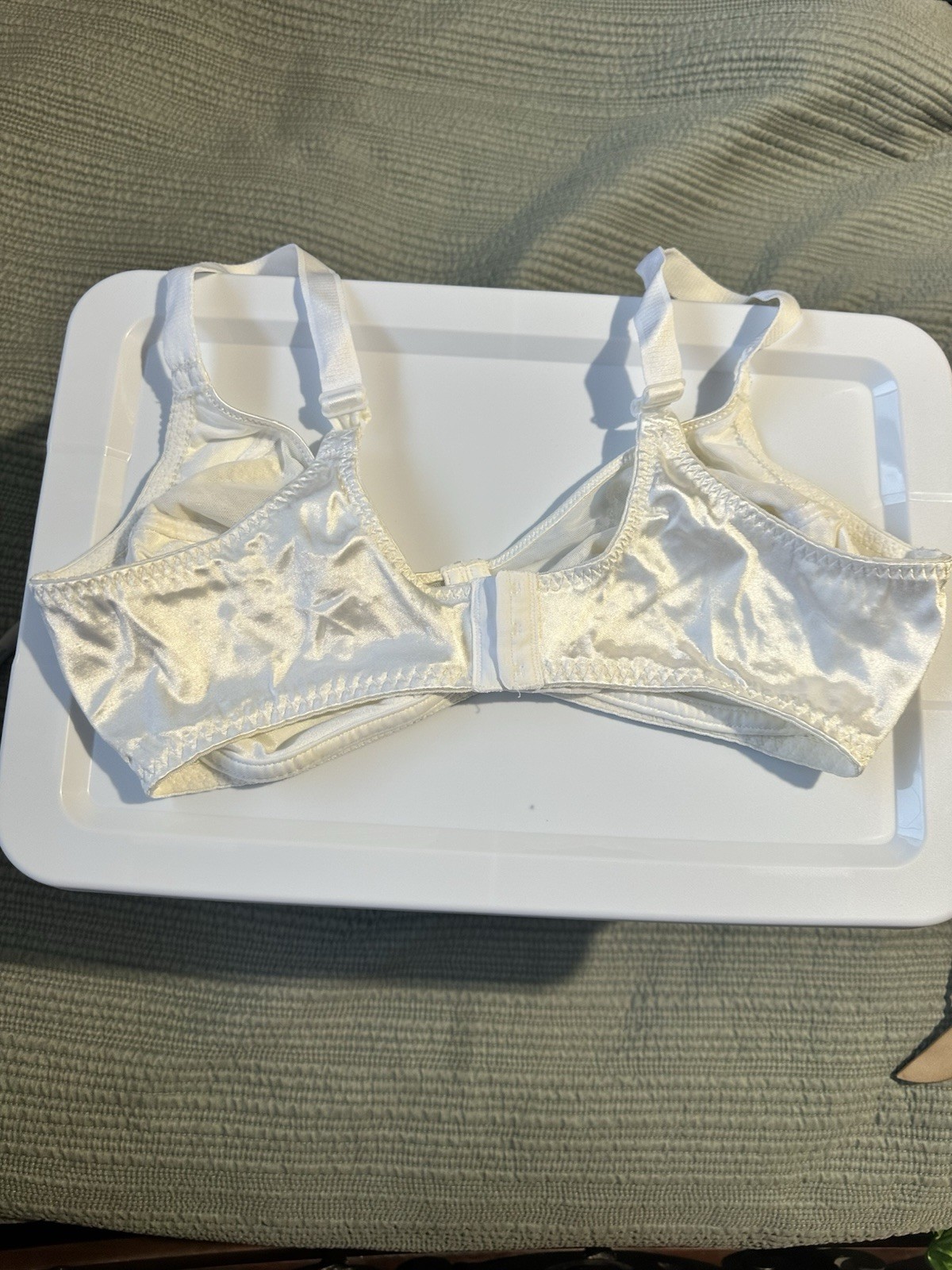 Vassarette Vintage 1980s White Lace Bra 38DDD Nylon Polyester Spandex