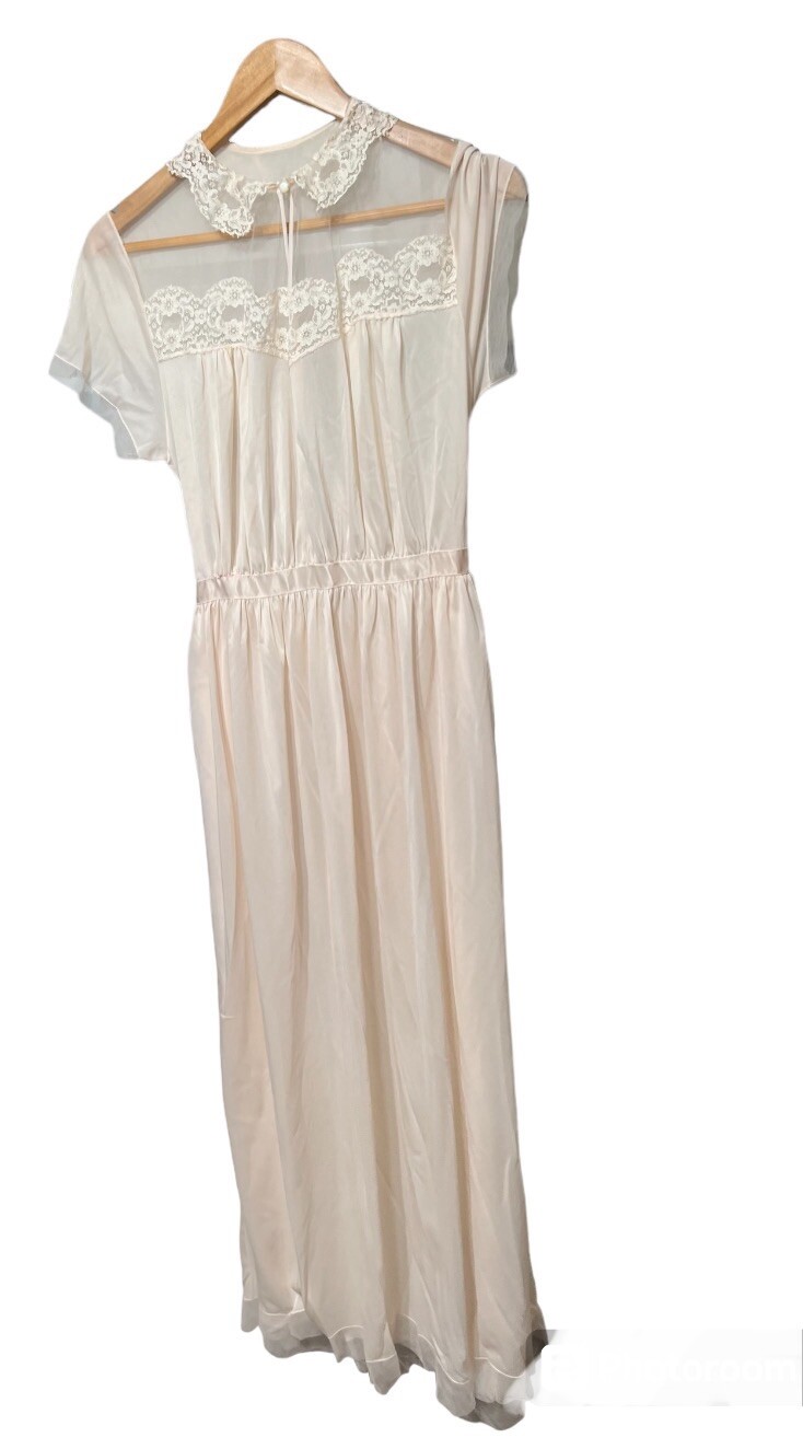 Vintage Vanity Fair Nightgown Size M 38 Light Beige/light Peach Appliqué Nightie
