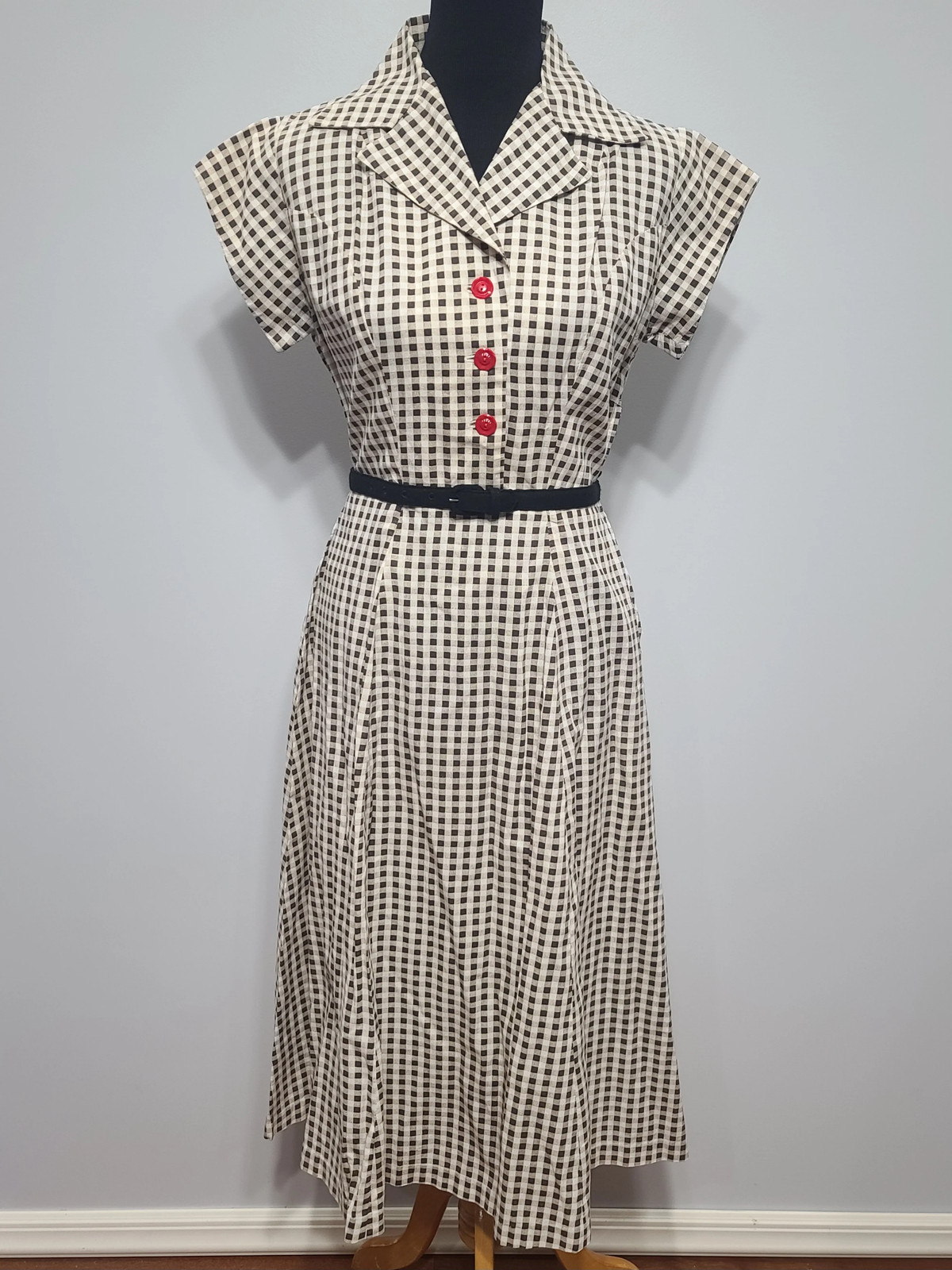 Vintage 1940s Brown Tan Checkered Print Dress Red Buttons WW2 B-38&Prime; W-30&Prime; H-41&Prime;