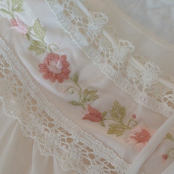 Lorraine vintage nylon Nightgown Embroidered Lace Collar S