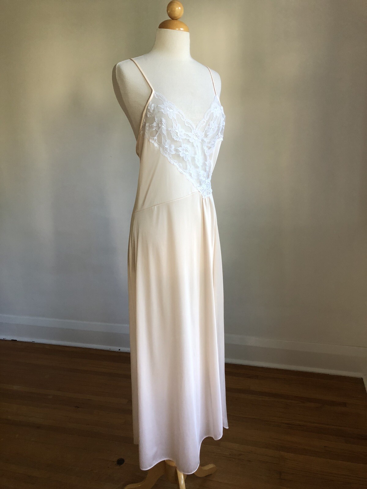 STUNNING VTG APOSTROPHE Peach Nylon White Lace Nightgown Lingerie SZ S