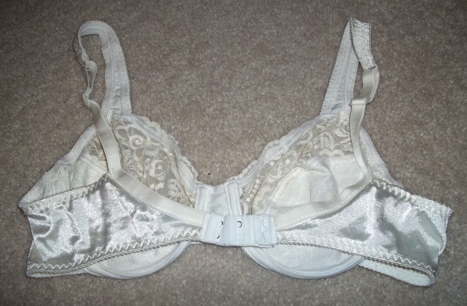 Vtg VASSARETTE 75-014 Second Skin Satin Embroidered Lace Floral 34C Bra ~ White