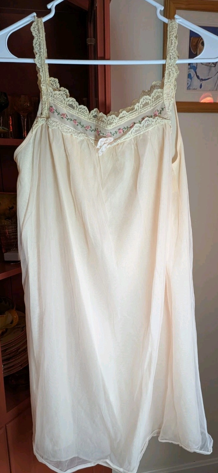 Vintage Aristocracy Multi-layer Nylon 1960s &rsquo;90 Pink Small Floral Embroidery
