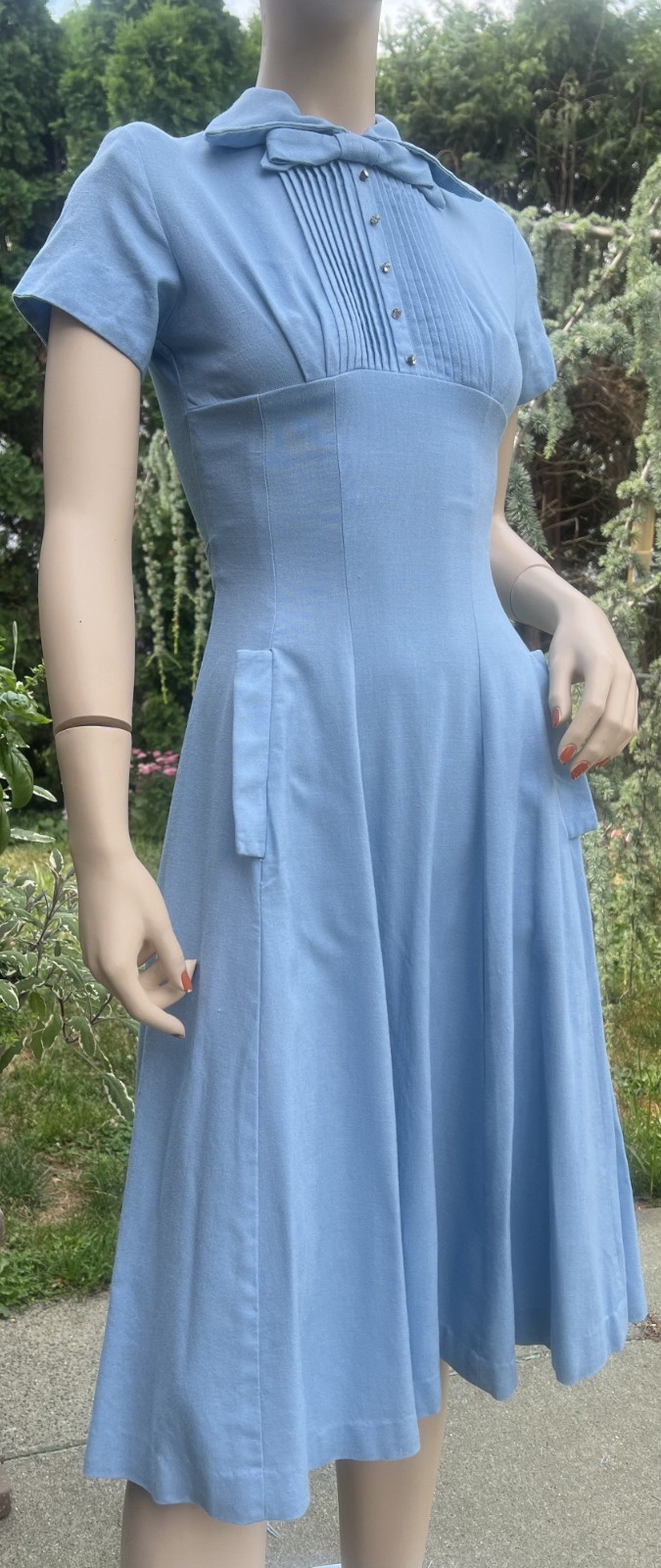 VINTAGE 1940&rsquo;s BLUE COTTON DRESS W/ POINTED COLLAR & BOW