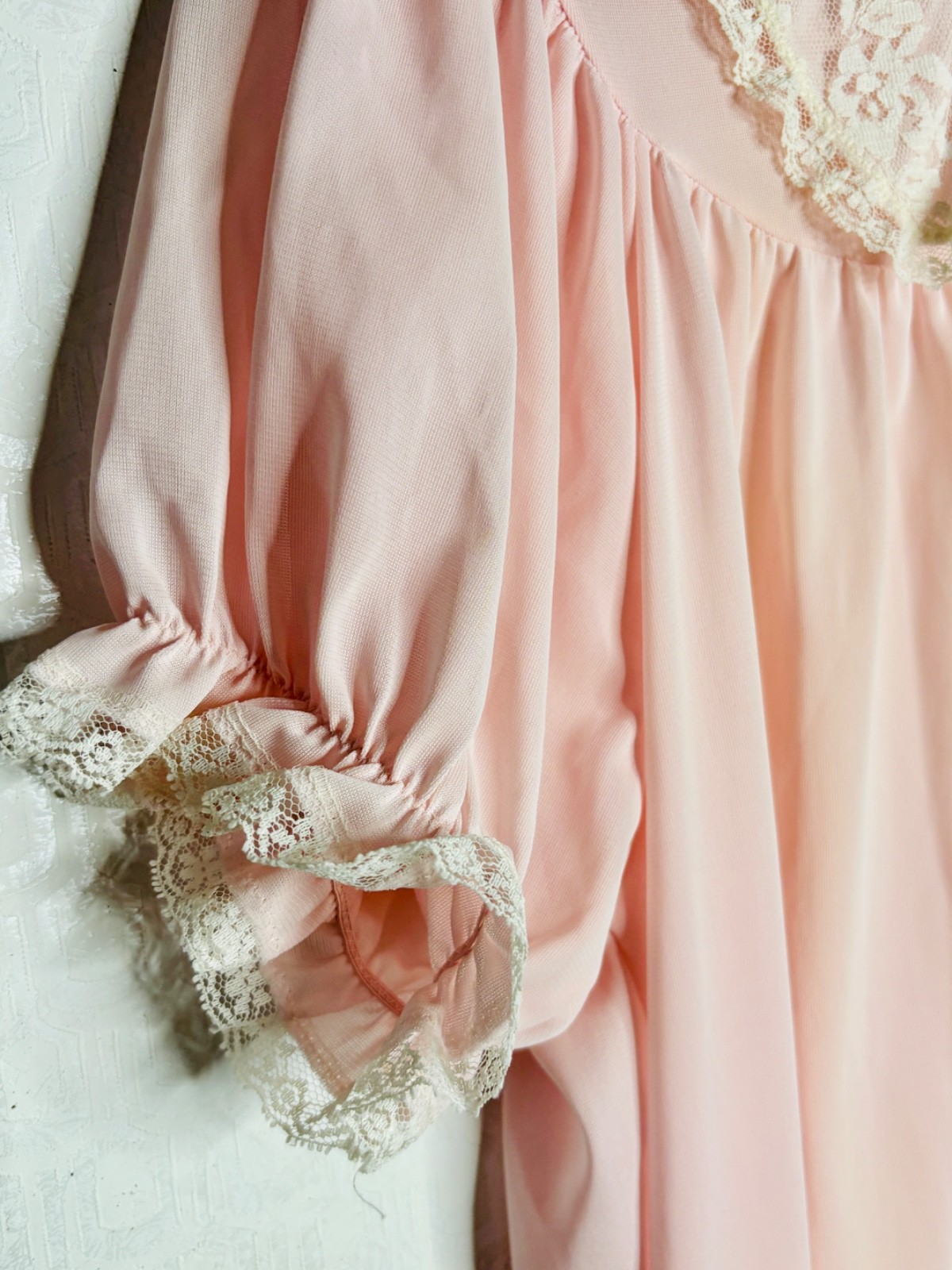 VTG 60&rsquo;S DEENA PINK BUTTON FRONT LACE PLEATED A-LINE ROBE HOUSE COAT NIGHTGOWN*M