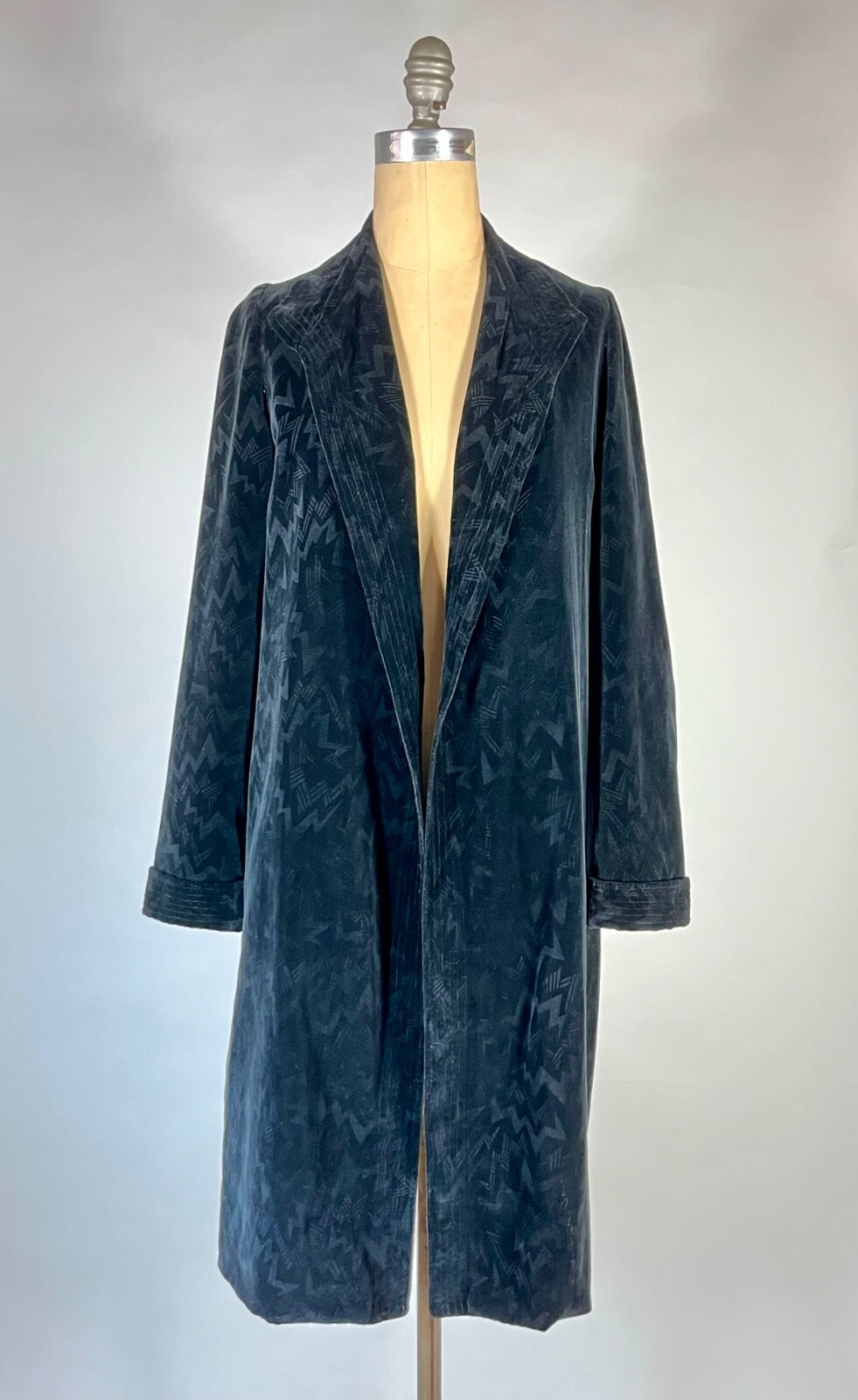 Antique-Vintage 1920&rsquo;s black VELVET velveteen clutch coat w/soft Art Deco print