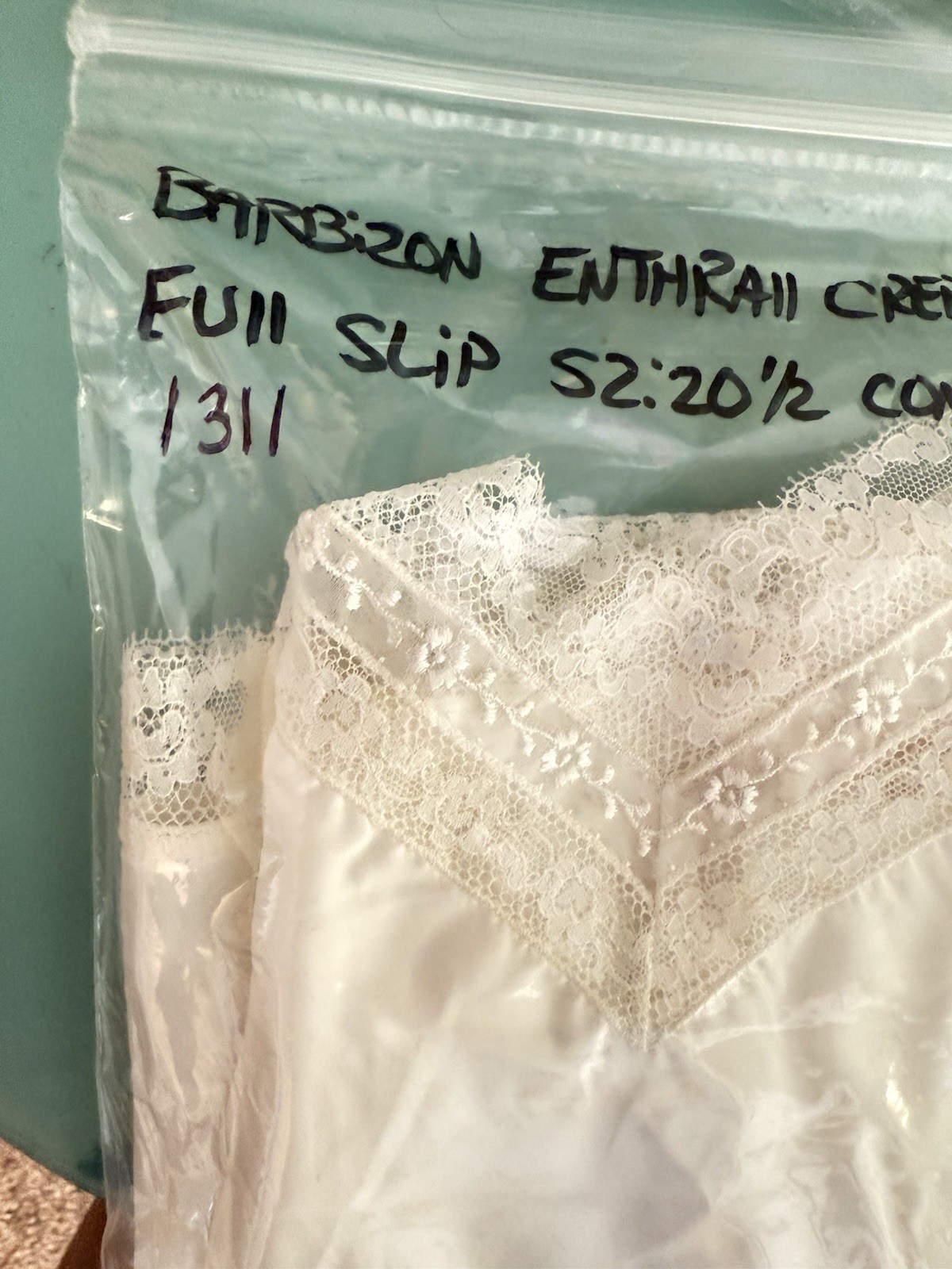 Vintage « Enthrall » Barbizon White Full Slip Crepe Remarque Sz 20.5” Little Lady
