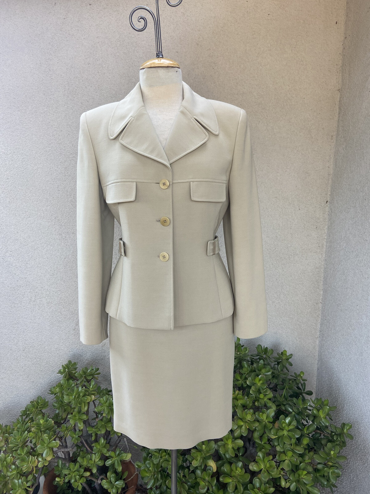 Vtg Suit Designer Byblos beige sskirt jacket sz 42 small