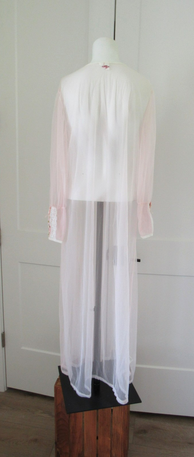 VTG. Circle III Light Pink Embroidered & Lace Open Front Sheer Robe sz M