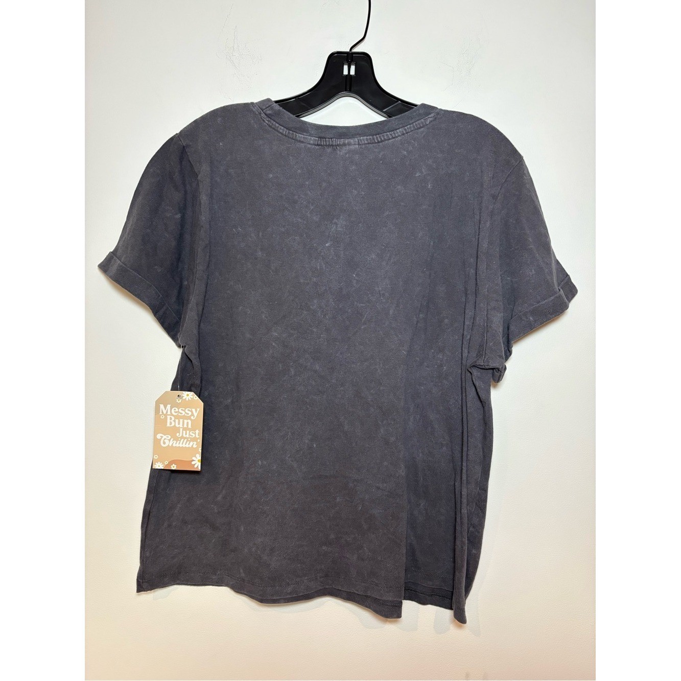 New MESSY BUN JUST CHILLIN&rsquo; Vintage-style Nashville Graphic Tee