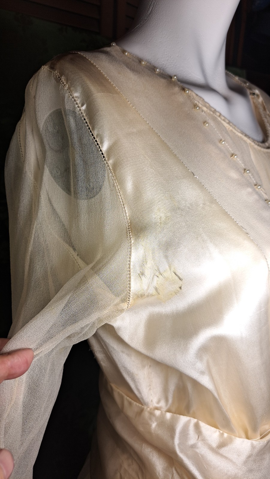 LATE EDWARDIAN CHIFFON AND SILK WEDDING GOWN WITH TRAIN, PEARLS