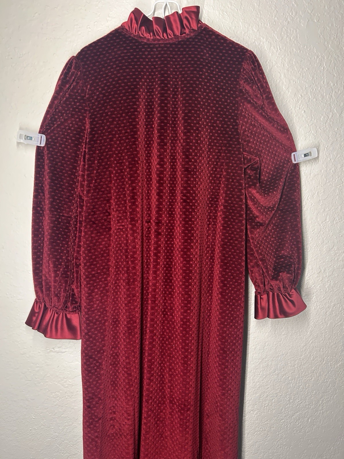 Vintage70’/80’sDonna Richard for Gilligan & O&rsquo;Malley Burgundy Velvet Robe Ruffle