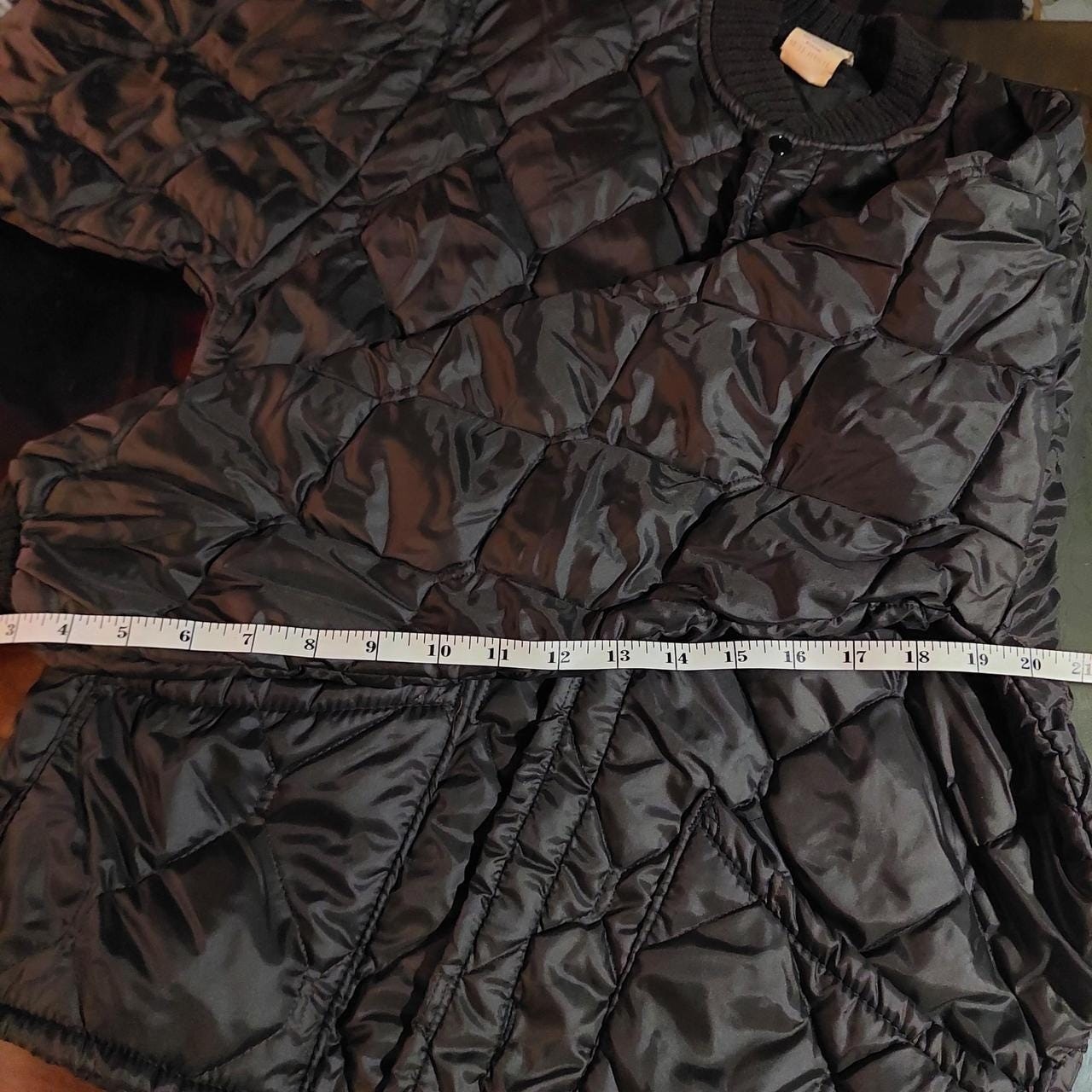 Vintage black puffer jacket with full metal zipper.