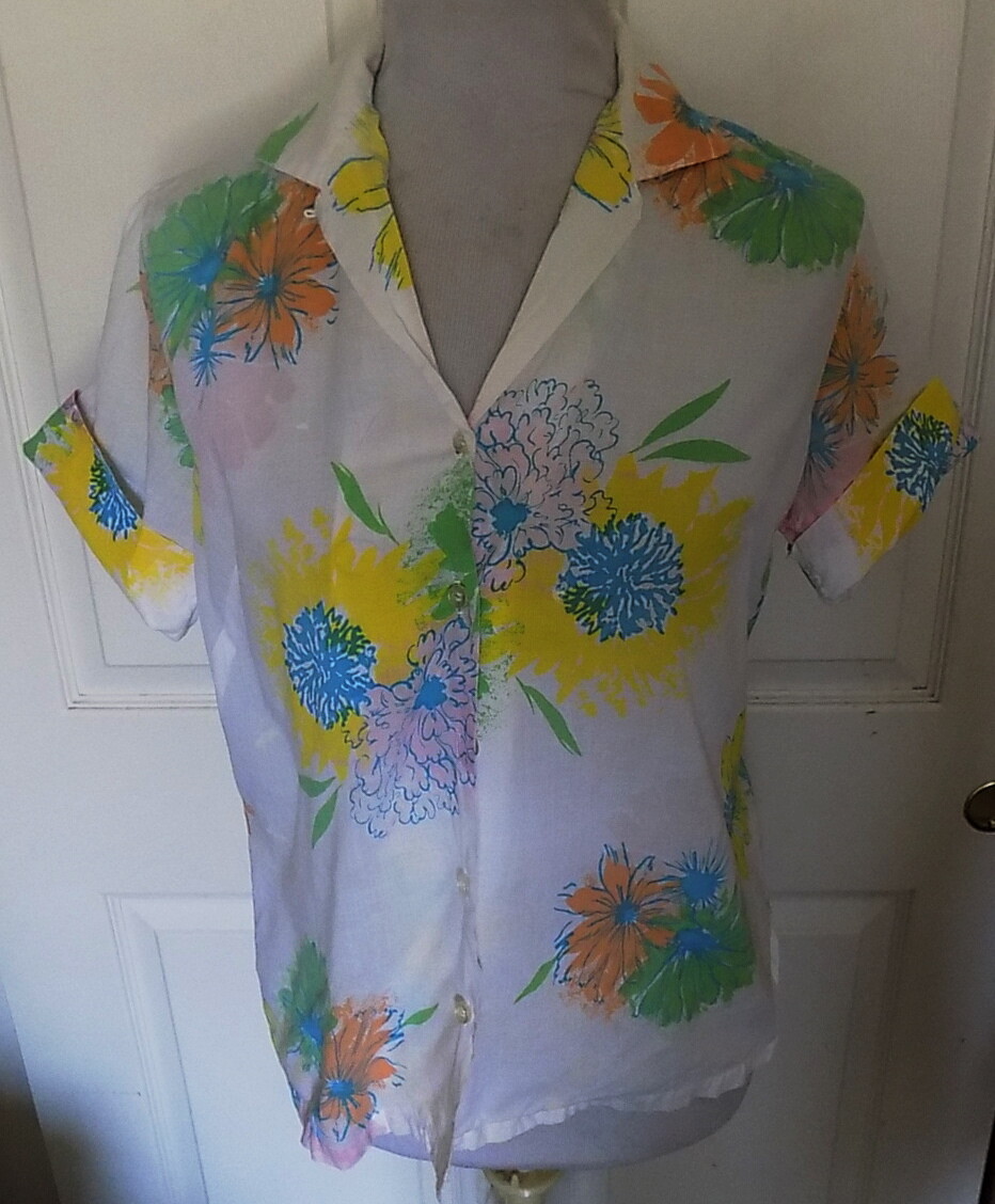 Vintage Judy Bond White Short Sleeved Blouse Pastel Flowers 18-38 B40