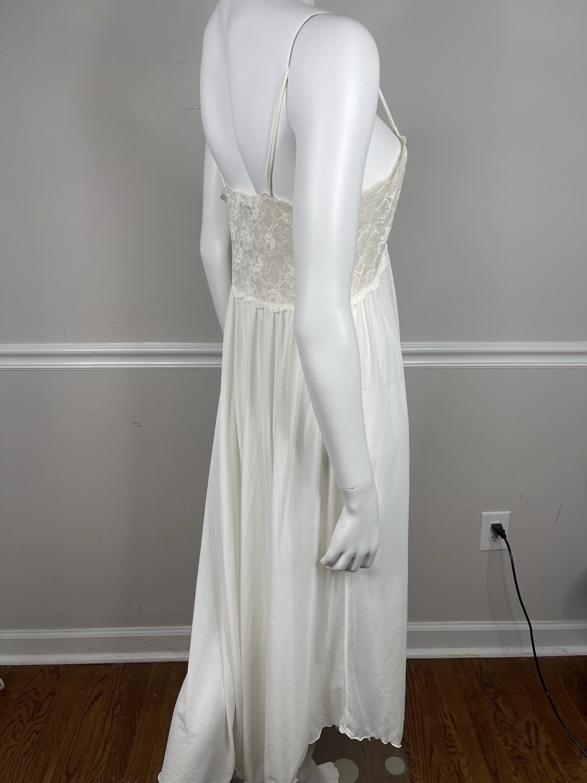 VTG Miss Elaine Intimates Romantic nightgown Lace Bodice Size 36” sexy Ivory