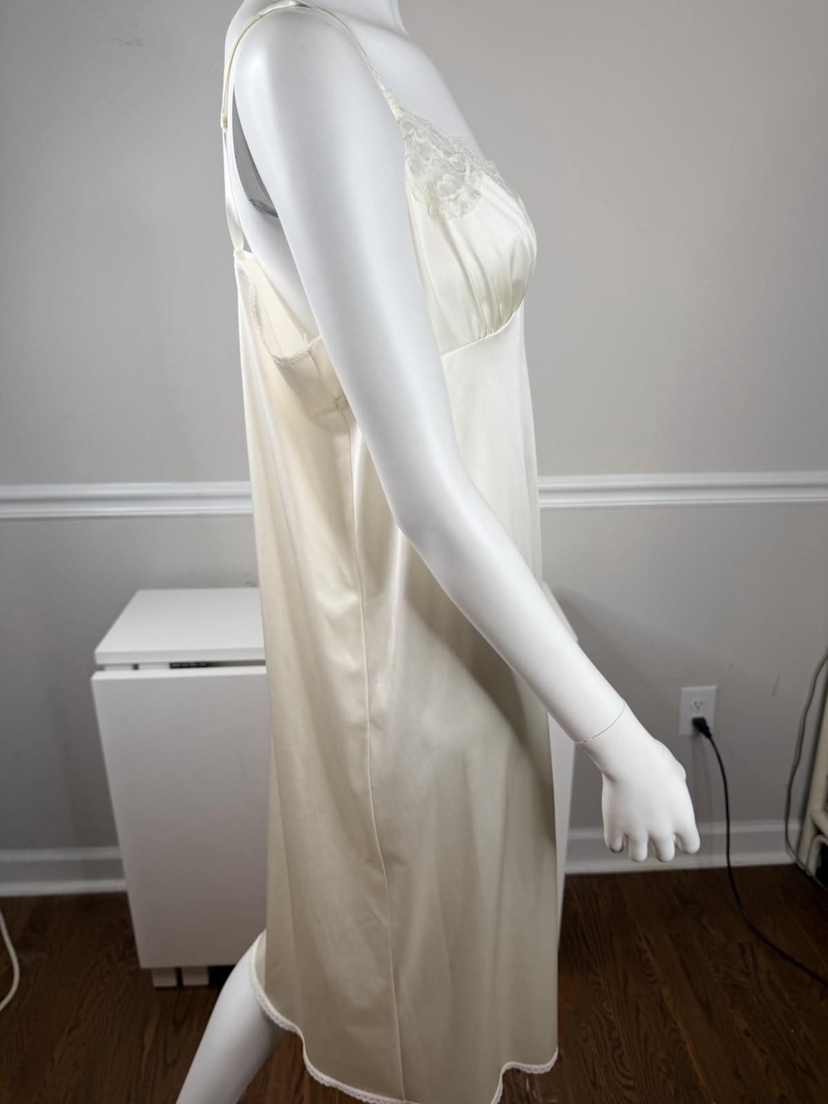 Vintage Vassarette sexy lace ivory Size 42” full dress Slip Nylon