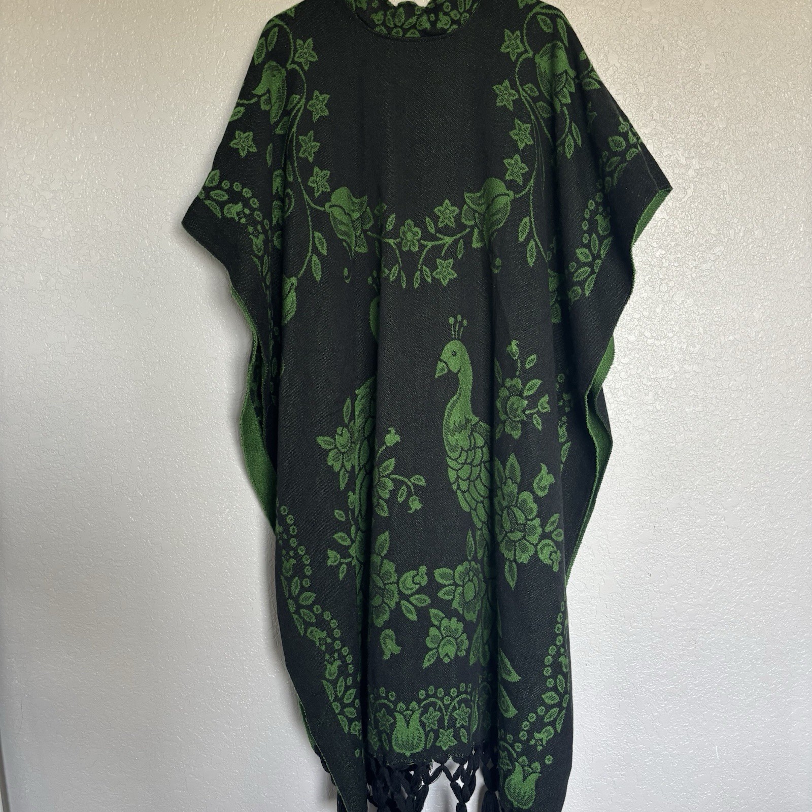 Artesanía San Marín Handmade Green/Black Peacock Print Poncho