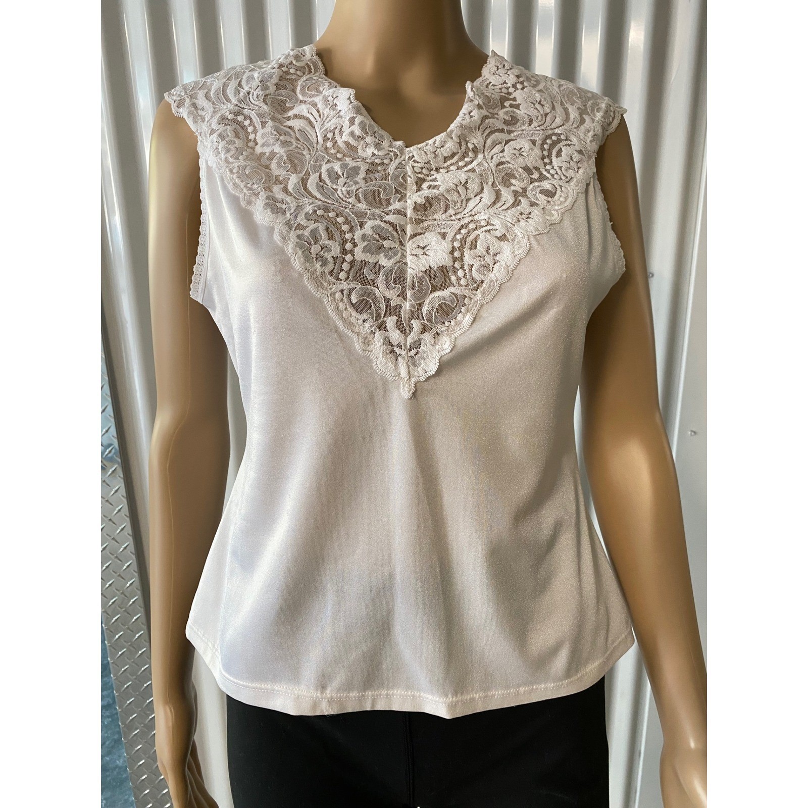 Vanity Fair Vintage White Lace Trim Sleeveless Top Camisole 17-152 Womens Medium