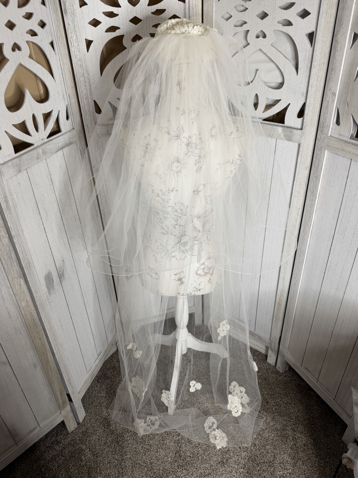 Vintage 80s Wedding Veil Headpiece Floral Appliqué 2Tiered Approx 59in