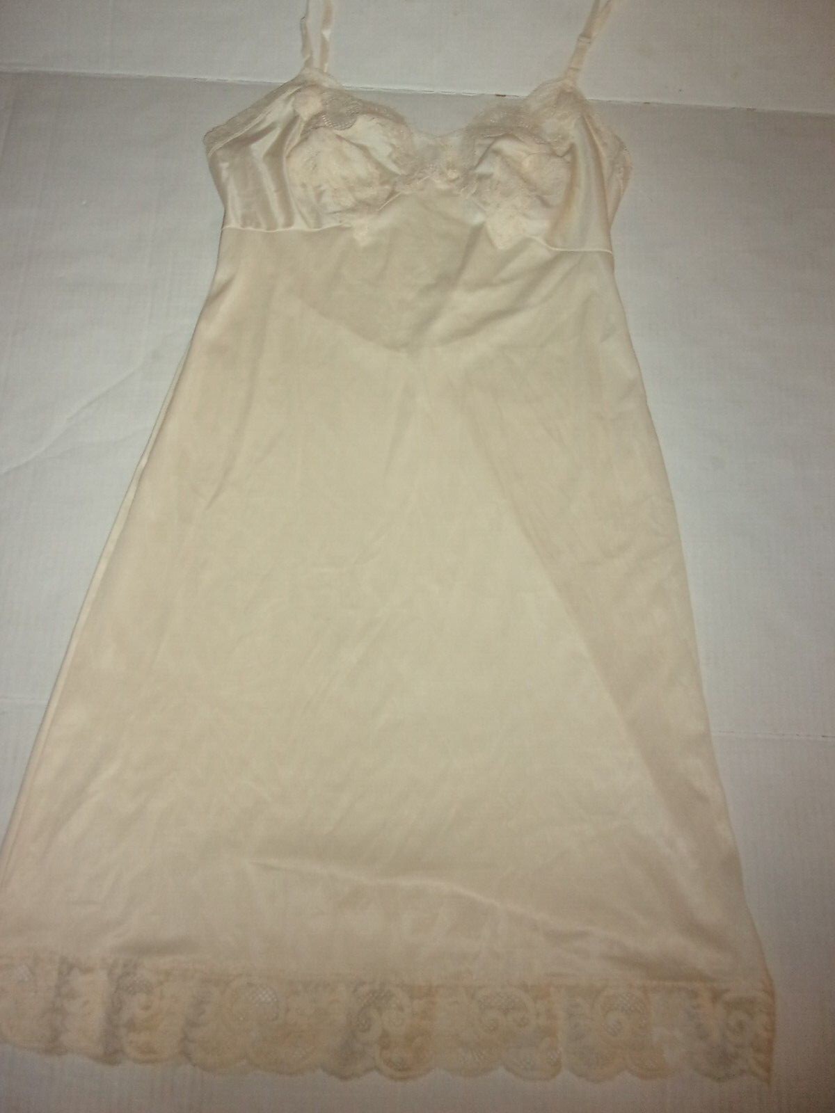 Vintage Kayser full slip cream nylon & lace Sz 32