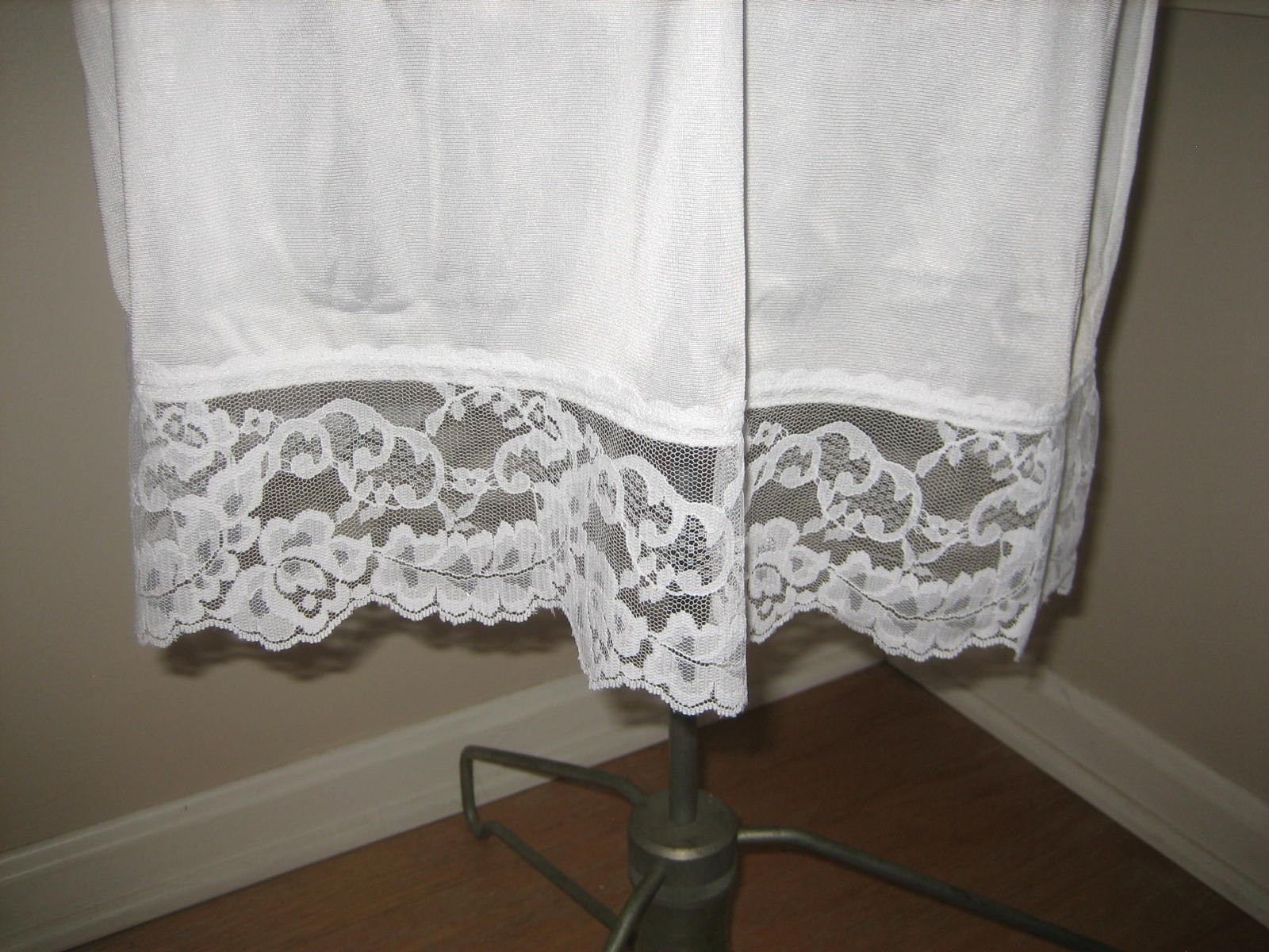 Vintage VASSARETTE White Nylon Half Slip, Wide Lace Hem, 11-105 – Size L